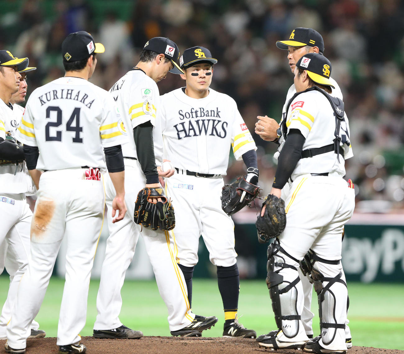 ソフトバンク対ヤクルト　3回途中、先発の和田毅に声をかけるソフトバンク小久保監督（右後方）（撮影・冨田成美）