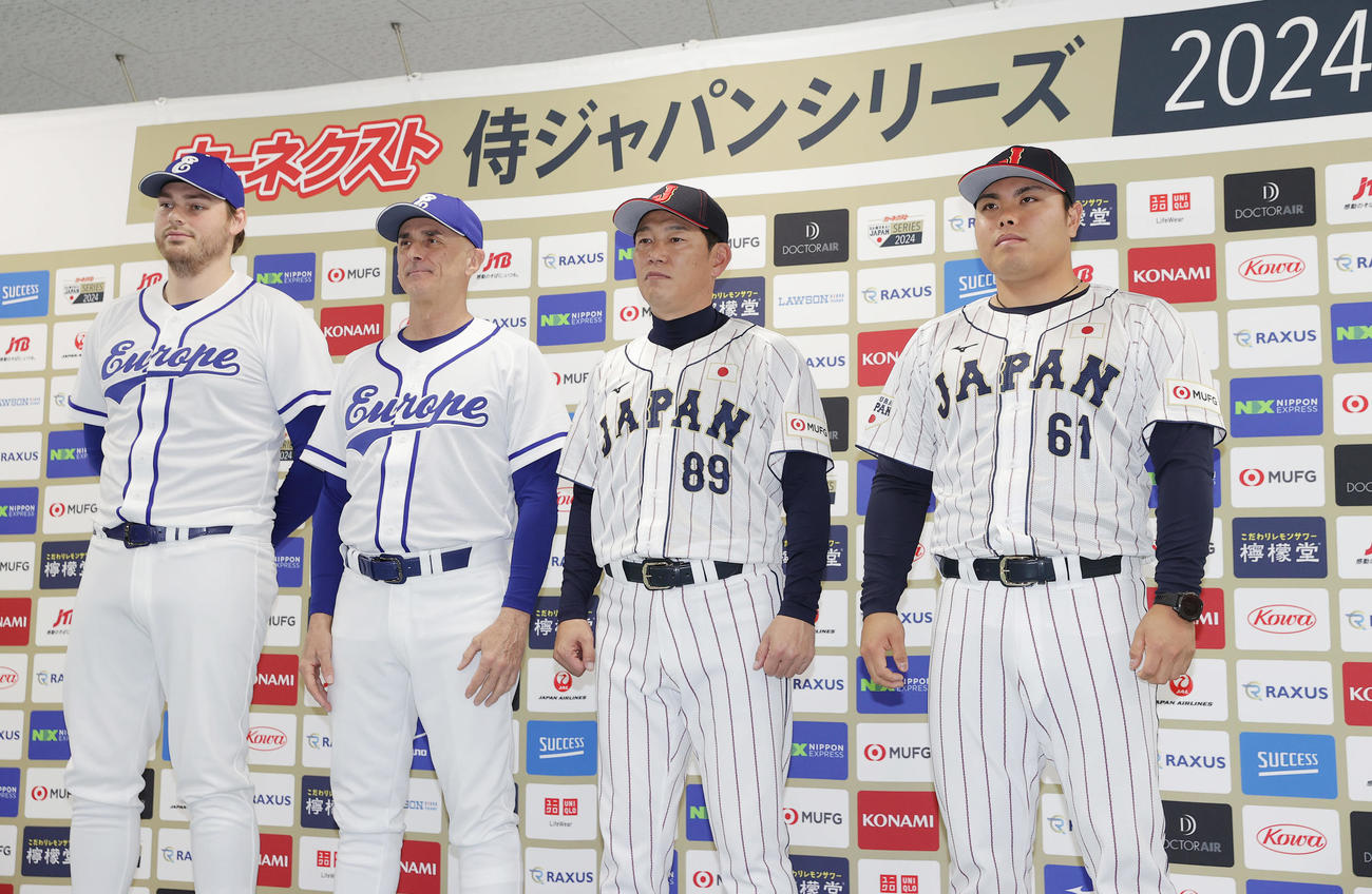 前日会見で記念写真に納まる、左から欧州代表デブロック、マッツィエリ監督、侍ジャパン井端監督、平良（撮影・前田充）