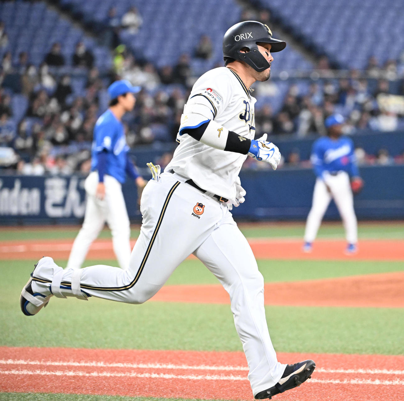 オリックス対中日　1回裏オリックス2死一、三塁、先制の右前適時打を放つTー岡田（撮影・和賀正仁）