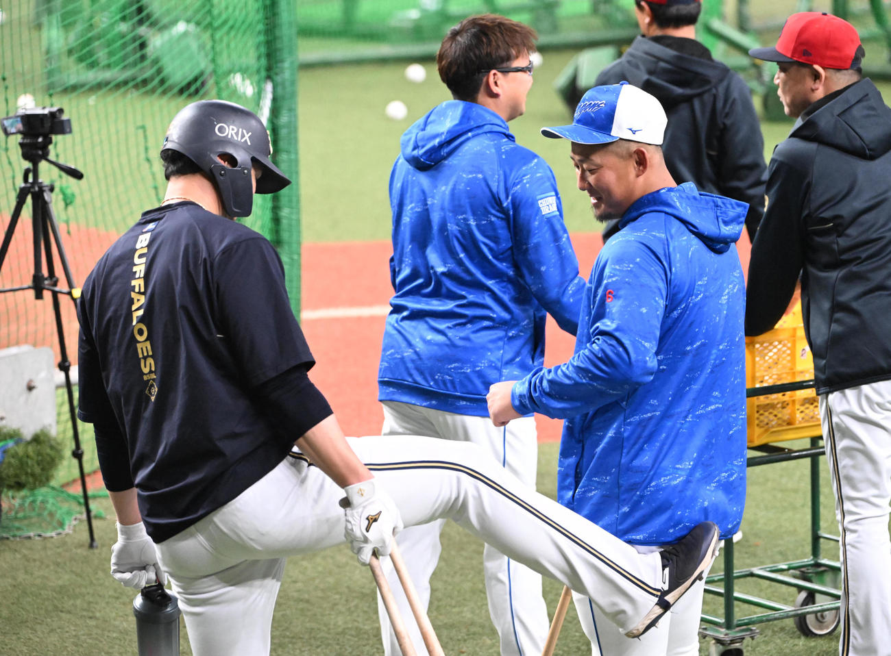 練習中、中日中田（右）をキックするオリックスTー岡田（撮影・和賀正仁）