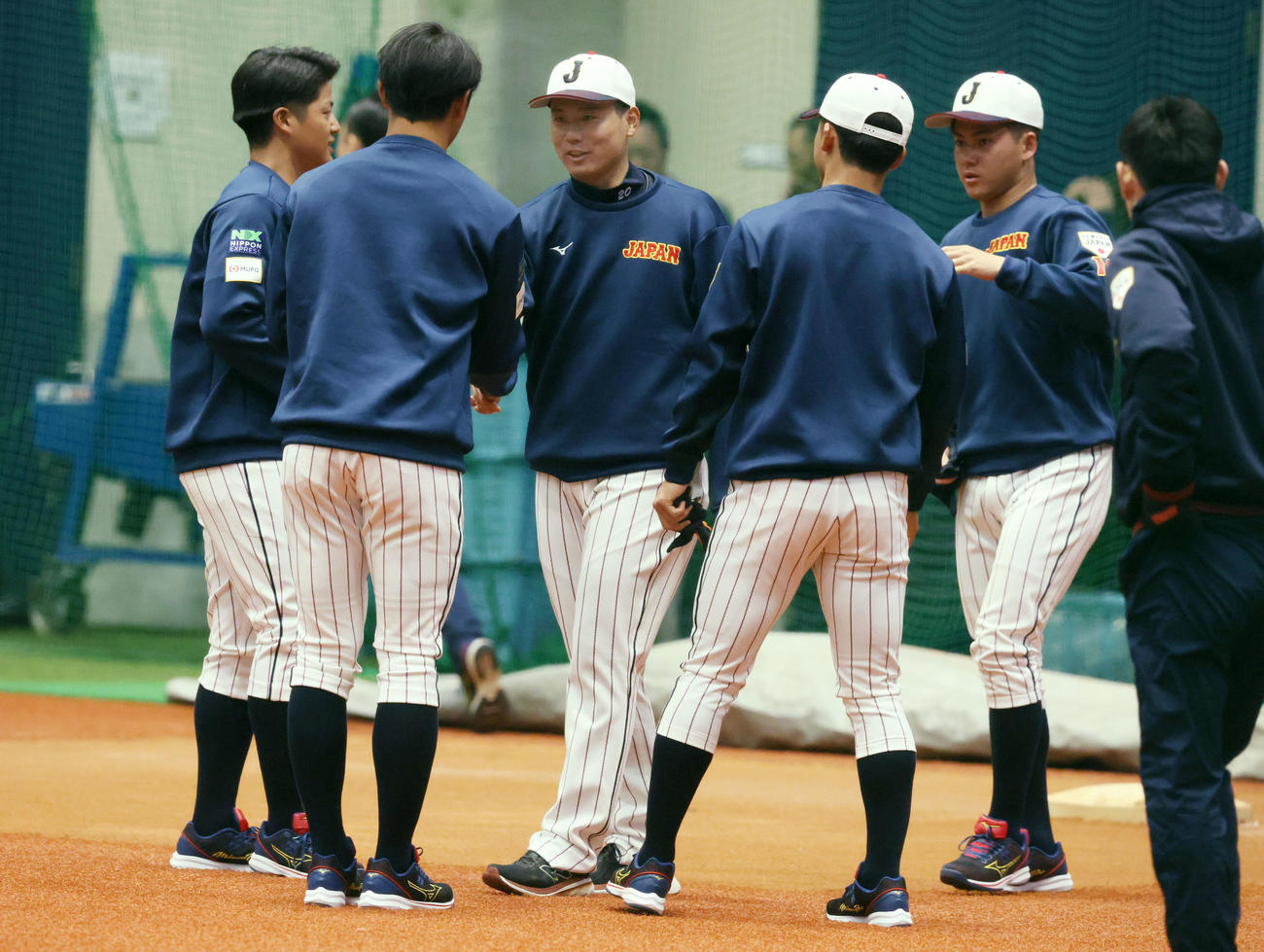 大学生のナインにあいさつする栗林（撮影・加藤哉）