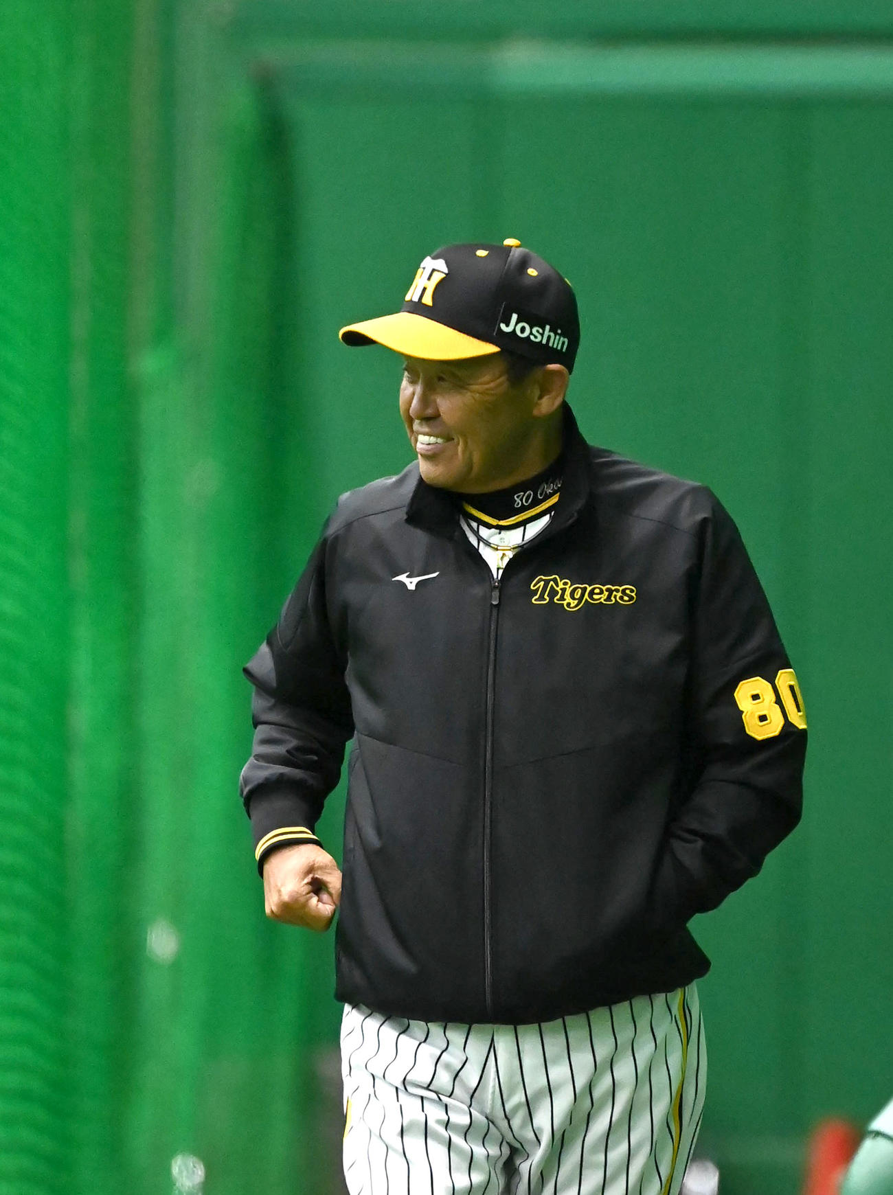 練習後に笑顔を見せる岡田監督（撮影・石井愛子）