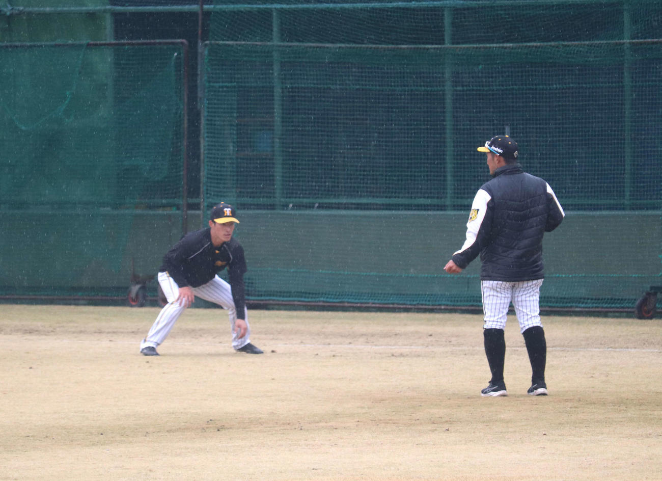 工藤隆人2軍守備走塁コーチと背走練習に励む、阪神育成ドラフト2位の福島圭音外野手（22＝白鴎大、写真左）（撮影・中島麗）