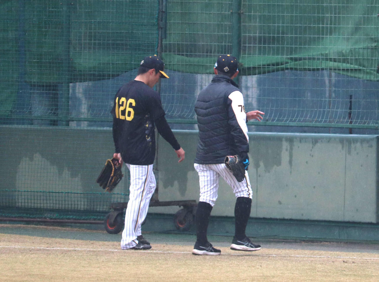 工藤隆人2軍守備走塁コーチと背走練習に励む、阪神育成ドラフト2位の福島圭音外野手（22＝白鴎大、写真左）（撮影・中島麗）