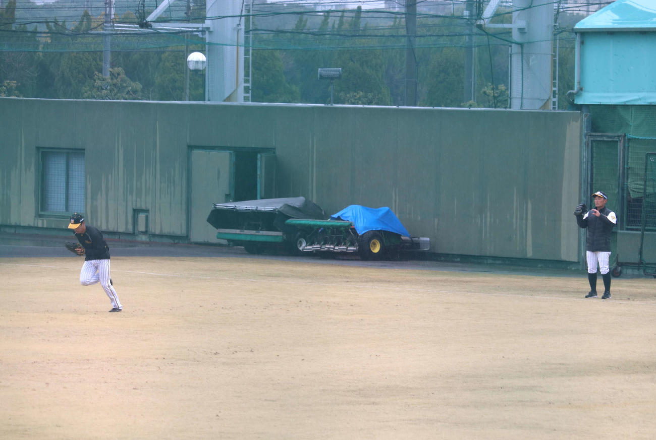 工藤隆人2軍守備走塁コーチと背走練習に励む、阪神育成ドラフト2位の福島圭音外野手（22＝白鴎大、写真左）（撮影・中島麗）