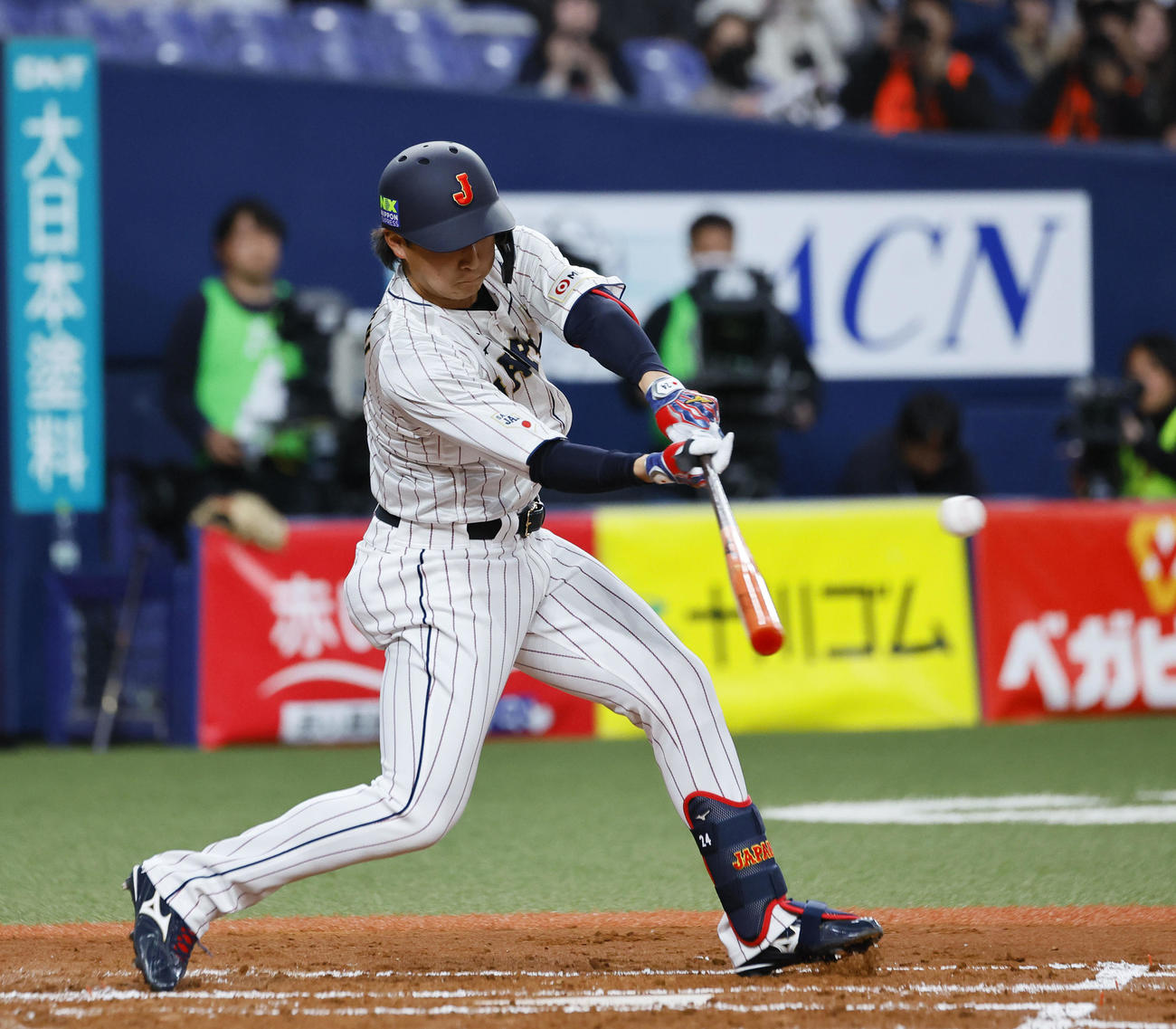 日本対欧州　1回裏日本2死一、三塁、紅林は右前に適時打を放つ（撮影・藤尾明華）