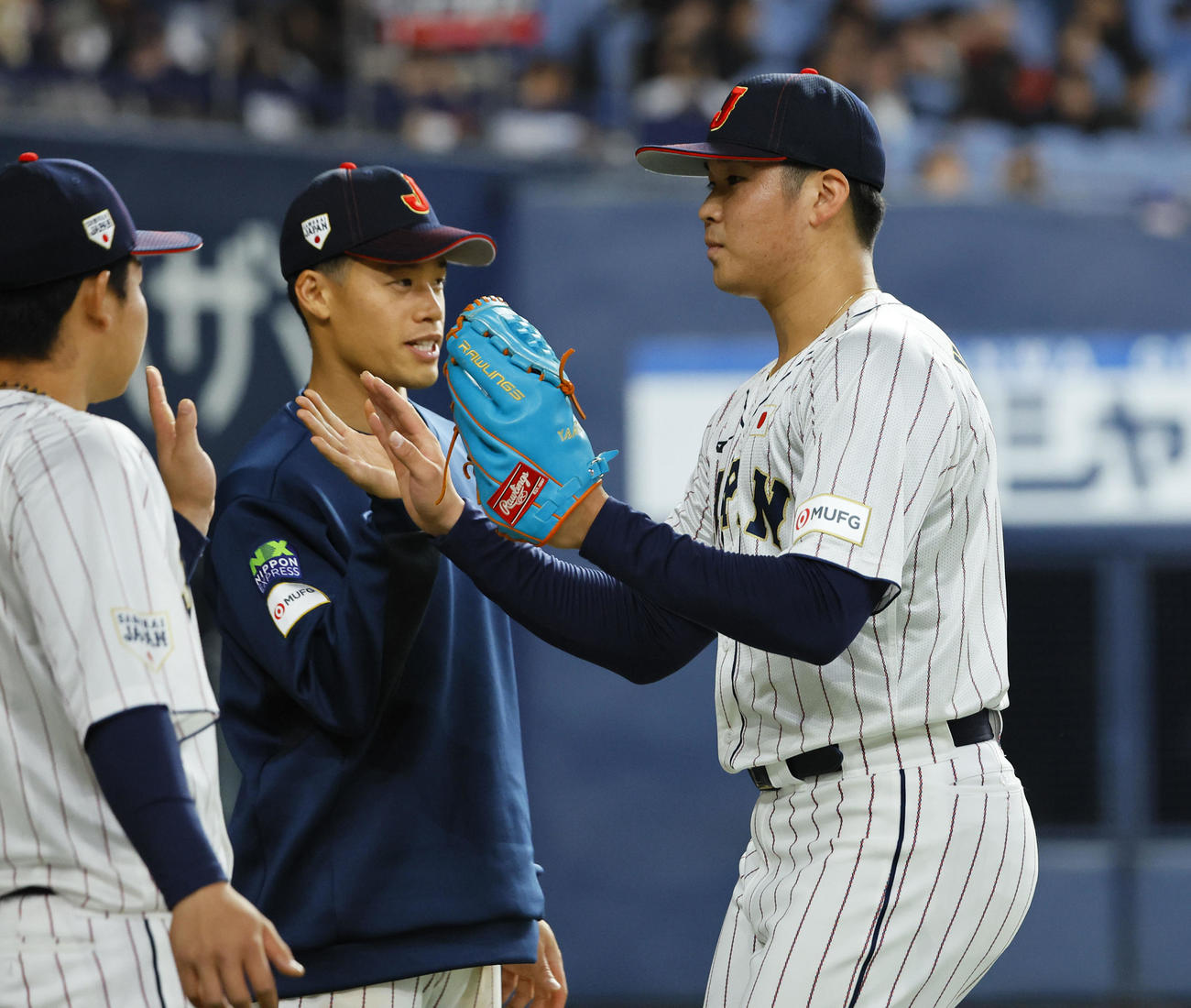日本対欧州　6回表を抑えハイタッチする日本山下（撮影・藤尾明華）
