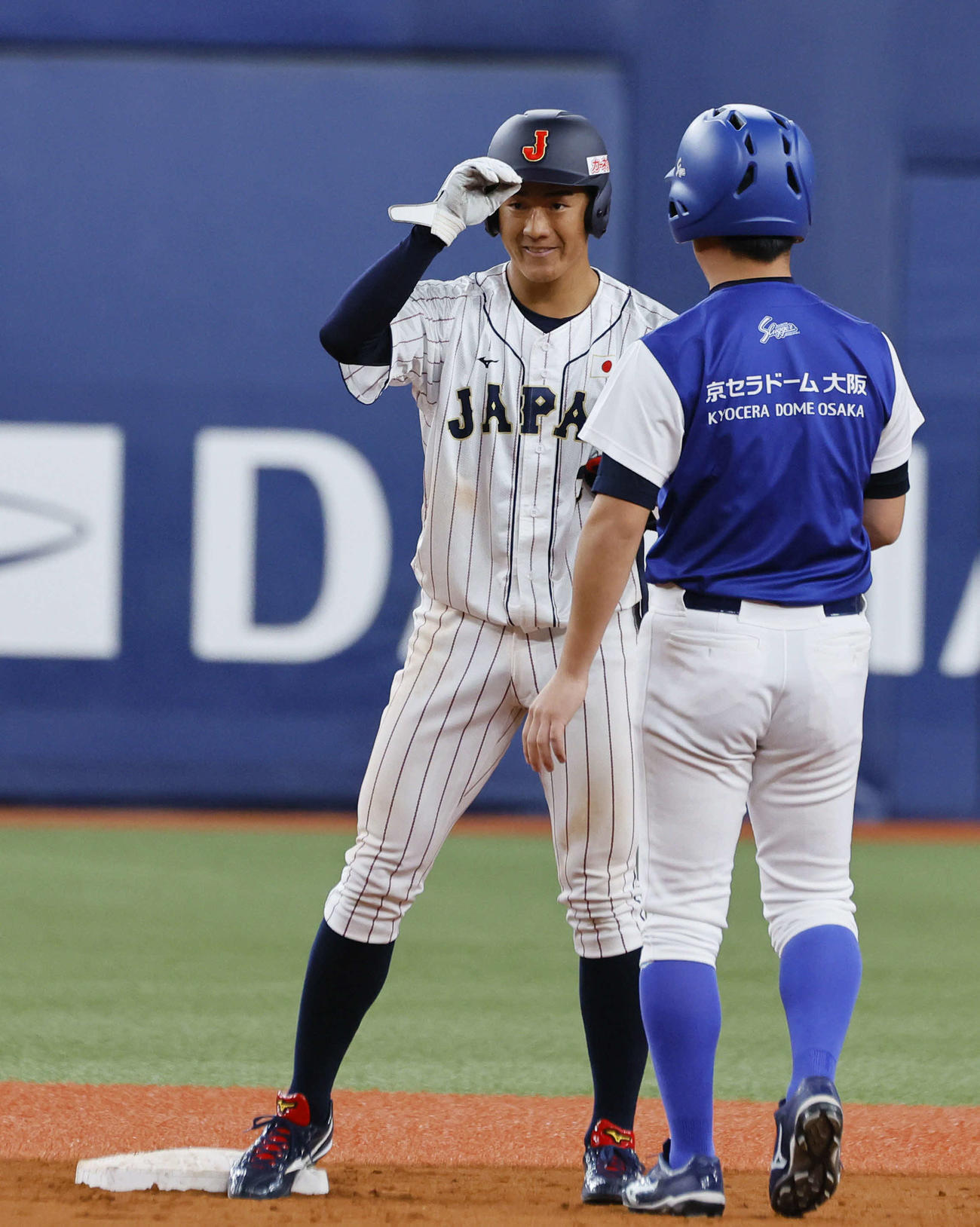 日本対欧州　6回裏日本2死一、二塁、左越えに2点適時二塁打を放ち笑顔を見せる西川（撮影・藤尾明華）