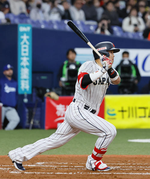 日本対欧州　1回裏日本1死二、三塁、村上は右前に先制適時打を放つ（撮影・藤尾明華）