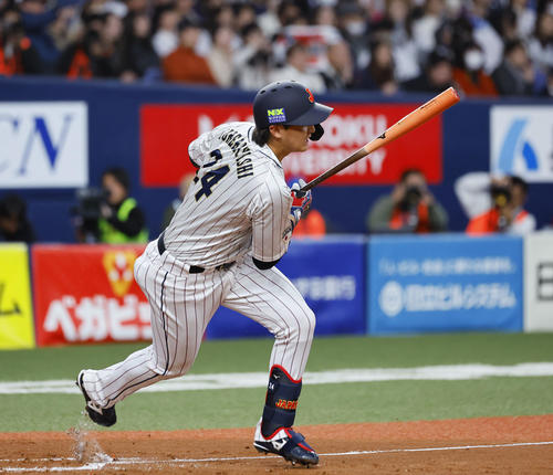日本対欧州　1回裏日本2死一、三塁、紅林は右前に適時打を放つ（撮影・藤尾明華）