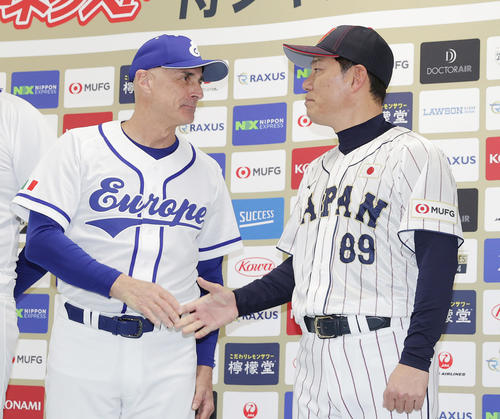 前日会見で握手を交わす欧州代表マッツィエリ監督（左）と井端監督（撮影・前田充）