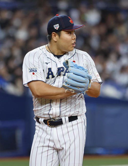 日本対欧州　1回を終え、グラブをたたく平（撮影・藤尾明華）