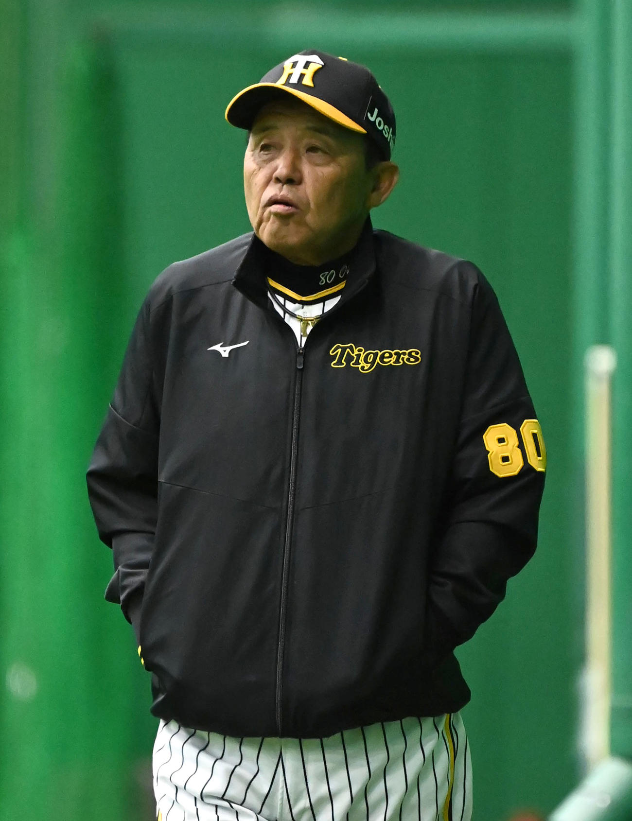 寒そうに室内練習場を引き揚げる岡田監督（撮影・石井愛子）