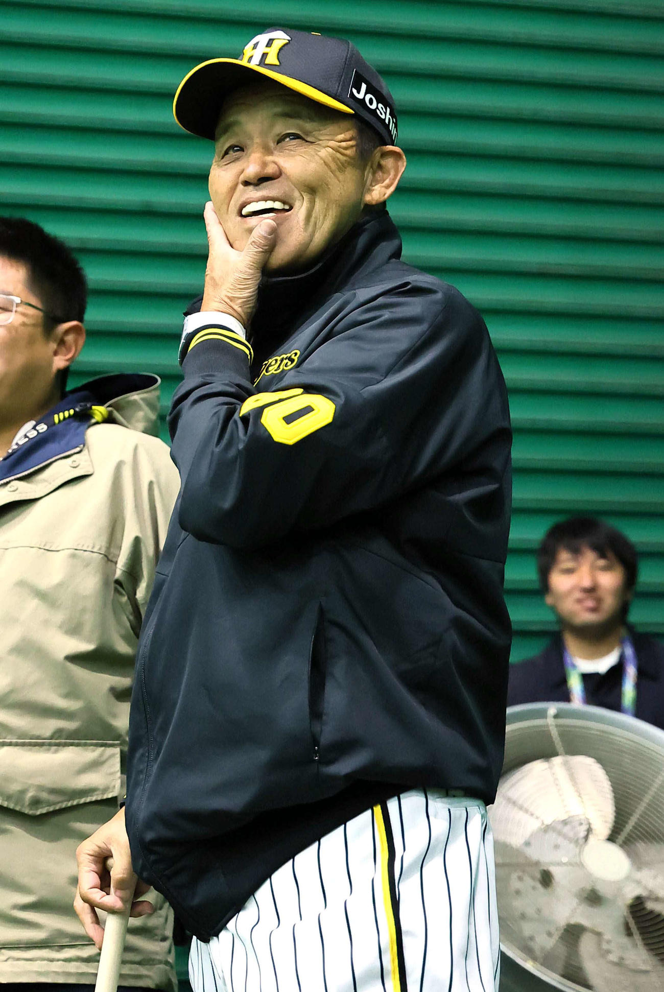 笑顔で練習を見守る阪神岡田監督（撮影・上田博志）