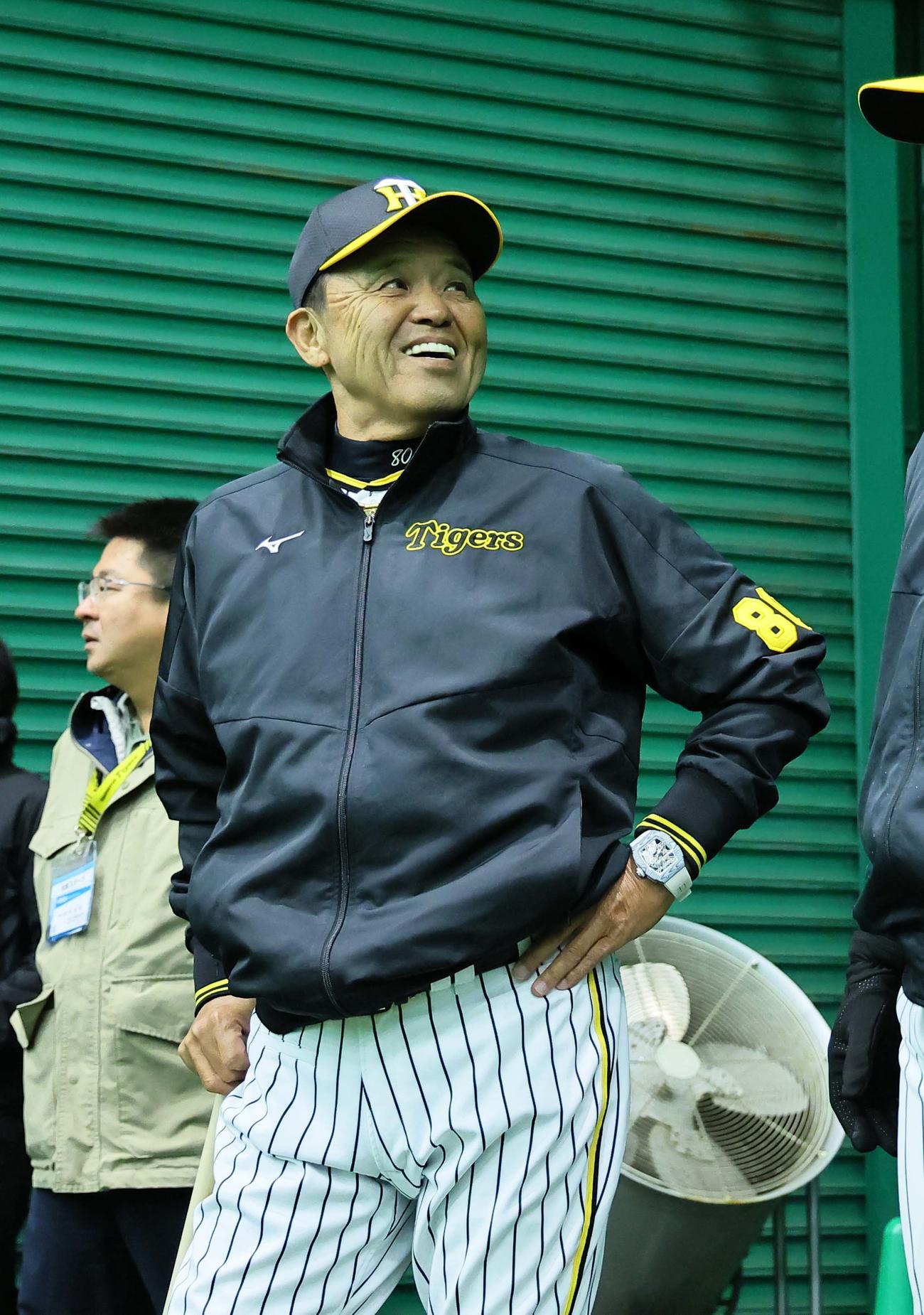 笑顔を見せる岡田監督（撮影・上田博志）