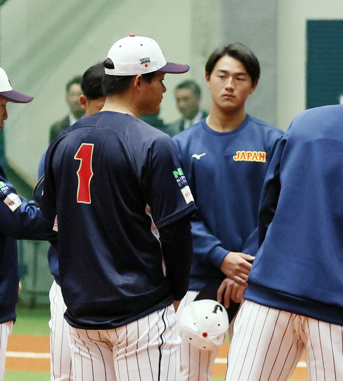 円陣で話を聞く森下。右は西川（撮影・加藤哉）