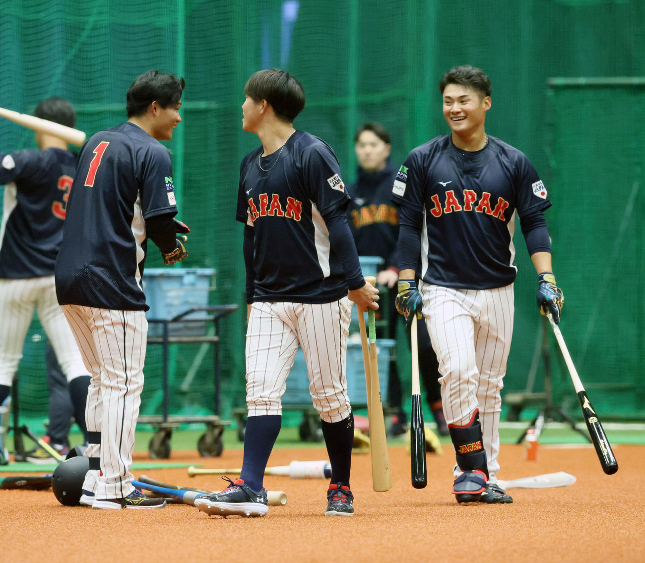 ティー打撃を終え笑顔を見せる田村。左端は森下、中央は小園（撮影・加藤哉）