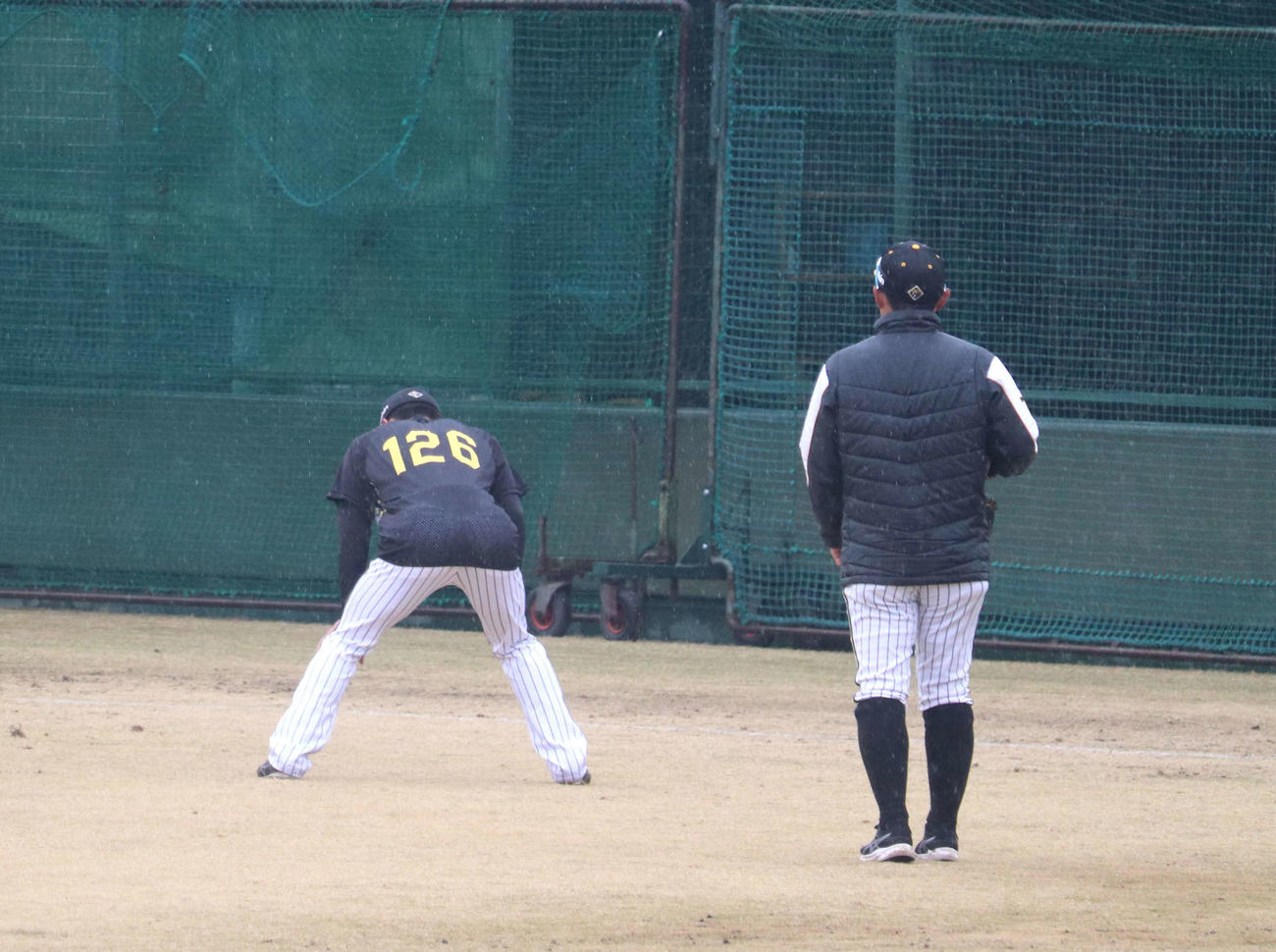 工藤隆人2軍守備走塁コーチと背走練習に励む、阪神育成ドラフト2位の福島（左）（撮影・中島麗）