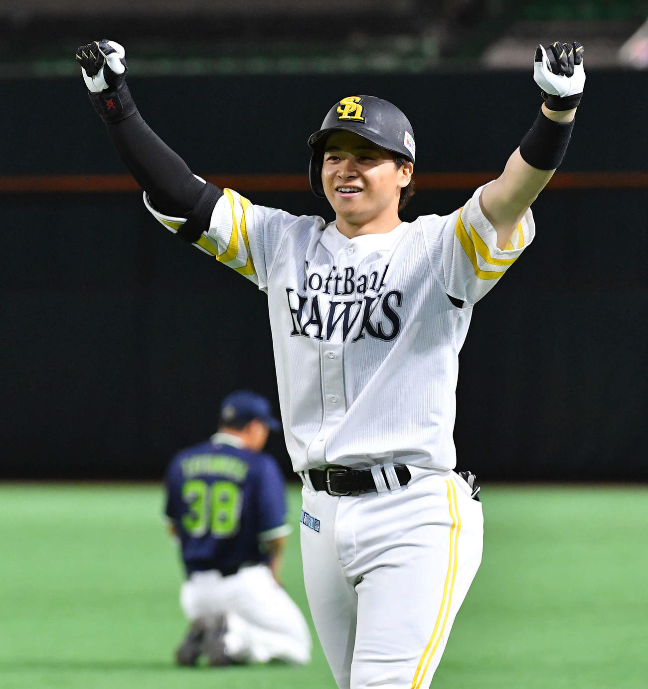 ソフトバンク対ヤクルト　9回裏ソフトバンク2死二、三塁、右前へサヨナラ打を放ち、笑顔でガッツポーズする谷川原（撮影・岩下翔太）