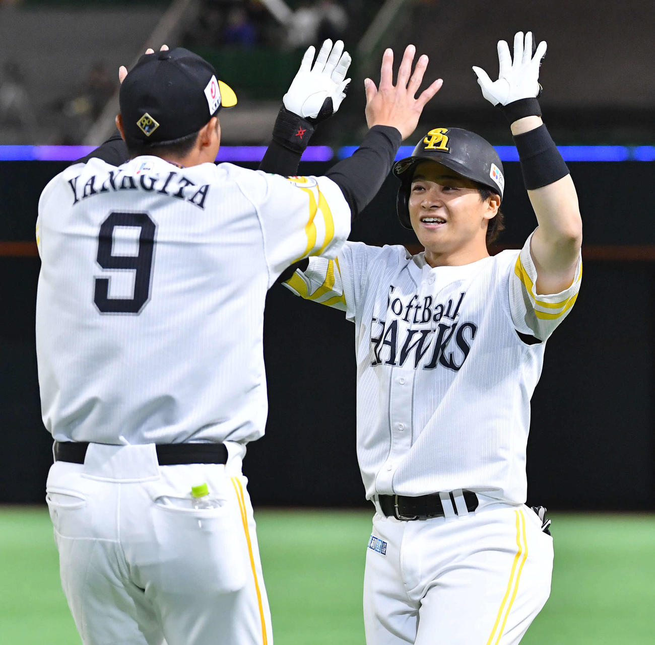 ソフトバンク対ヤクルト　9回裏ソフトバンク2死二、三塁、右前へサヨナラ打を放った谷川原（右）は柳田と笑顔でハイタッチ（撮影・岩下翔太）