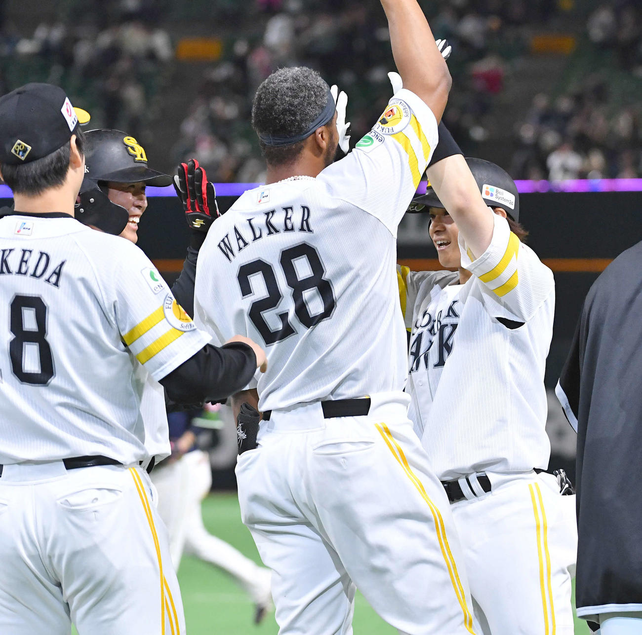 ソフトバンク対ヤクルト　9回裏ソフトバンク2死二、三塁、右前へサヨナラ打を放った谷川原（右端）は、ウォーカー（右から2人目）らナインと笑顔でハイタッチ（撮影・岩下翔太）