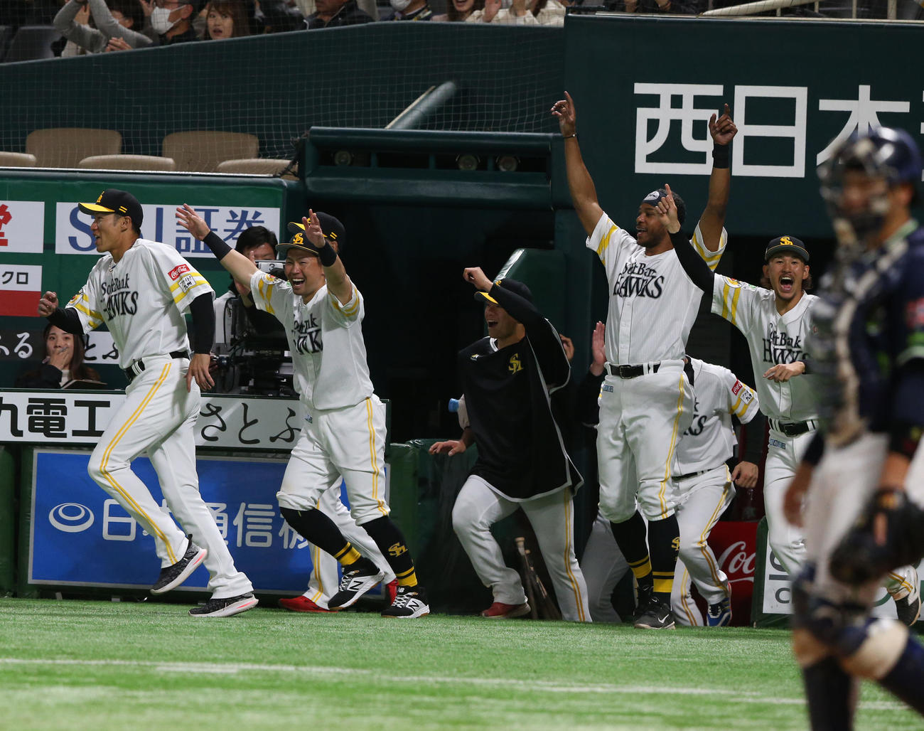 ソフトバンク対ヤクルト　9回裏ソフトバンク2死二、三塁、谷川原のサヨナラ右前適時打に歓喜するソフトバンクナイン（撮影・冨田成美）