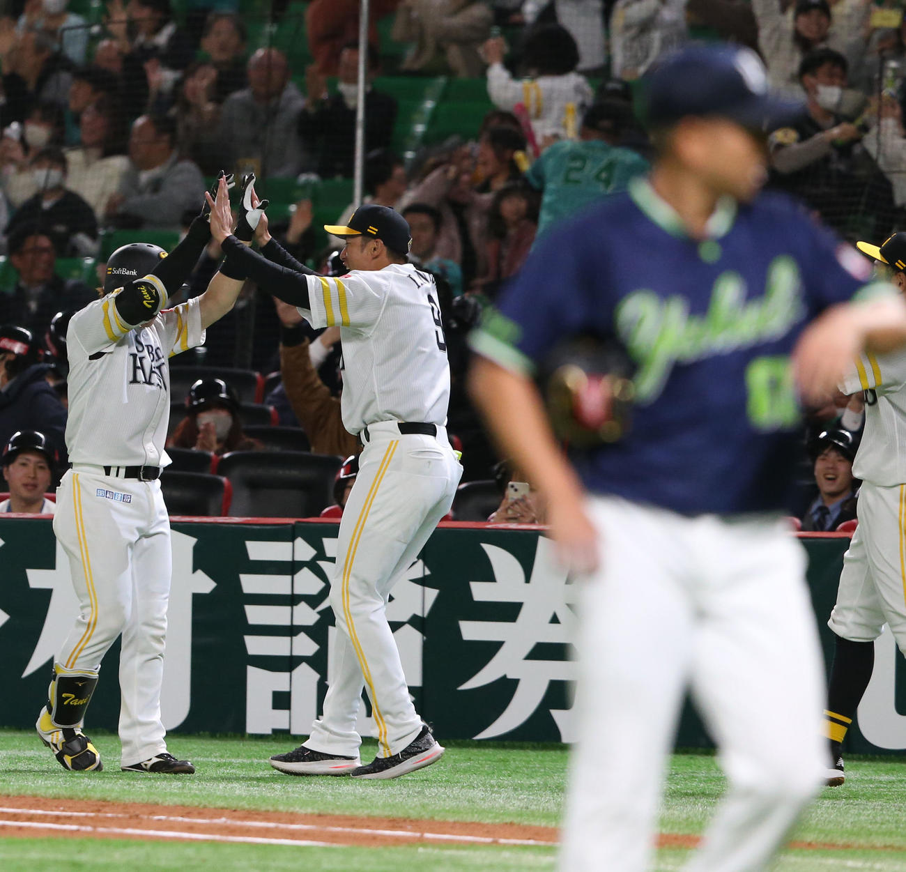ソフトバンク対ヤクルト　9回裏ソフトバンク2死二、三塁、谷川原はサヨナラ右前適時打を放ち柳田とタッチ（撮影・冨田成美）