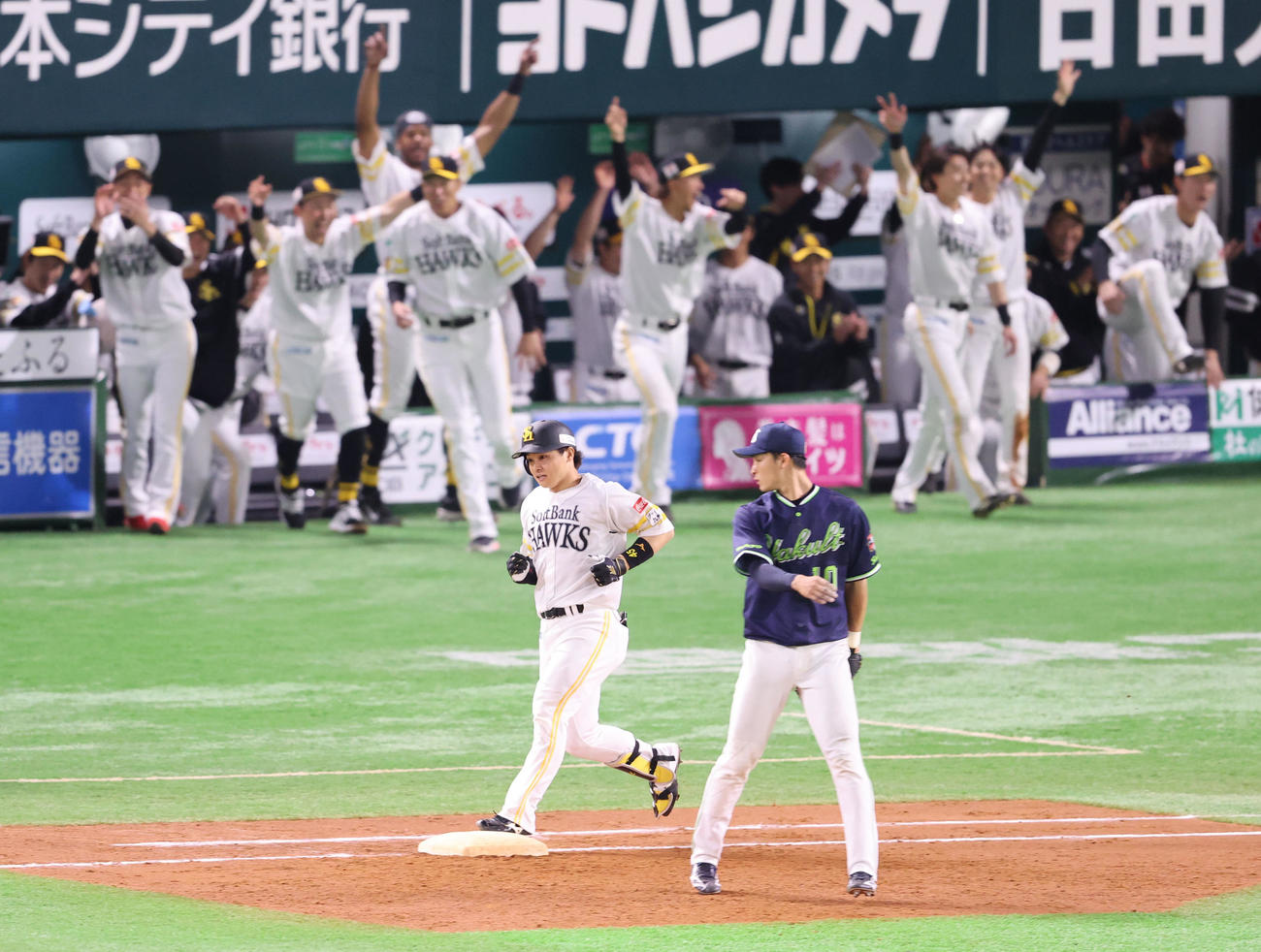 ソフトバンク対ヤクルト　9回裏ソフトバンク2死二、三塁、谷川原は右前にサヨナラ安打を放つ（撮影・梅根麻紀）