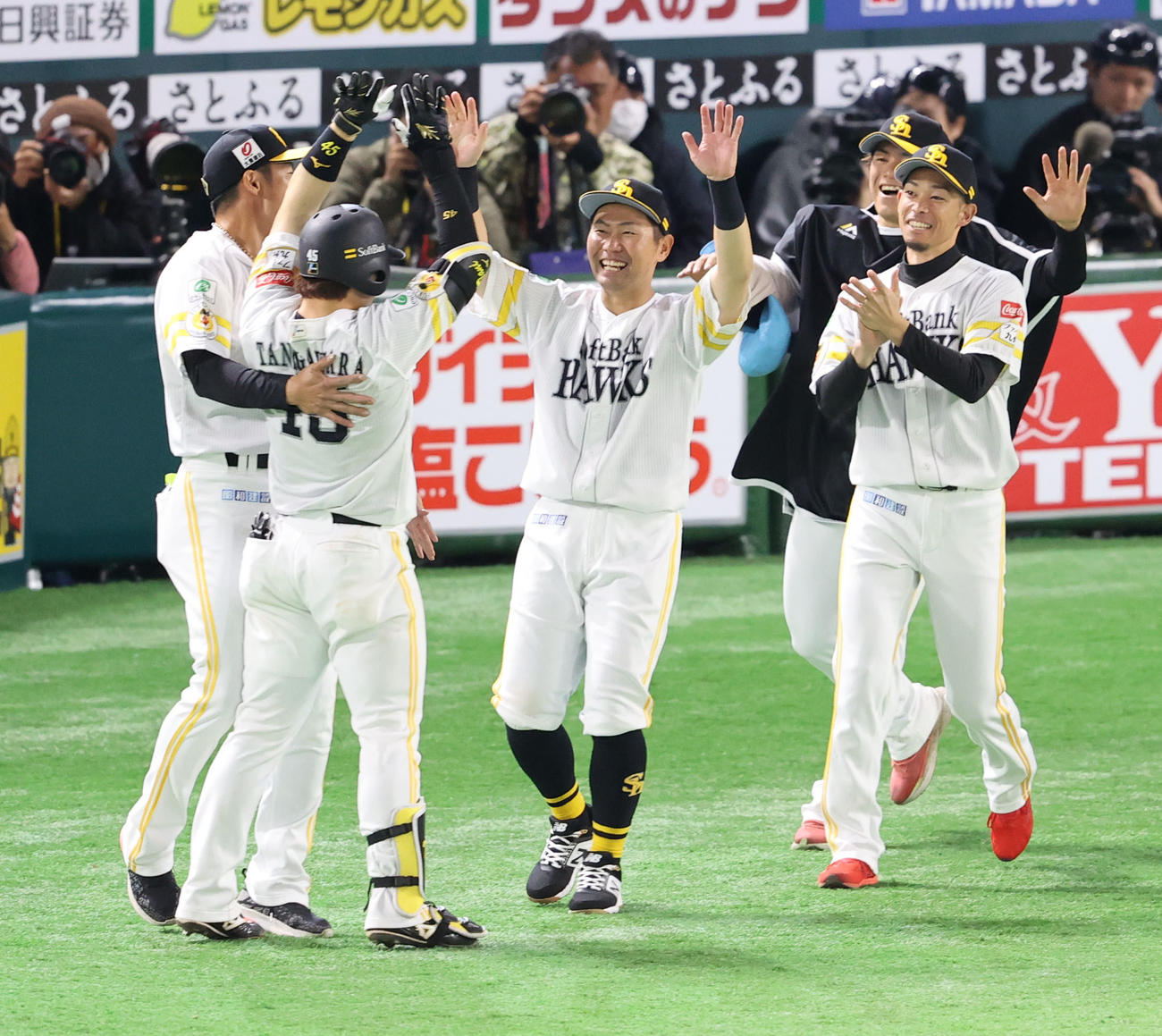 ソフトバンク対ヤクルト　9回裏ソフトバンク2死二、三塁、谷川原は右前にサヨナラ安打を放つ、喜ぶナイン（撮影・梅根麻紀）