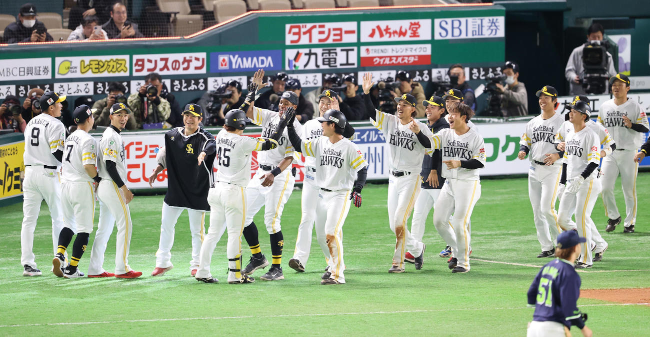 ソフトバンク対ヤクルト　9回裏ソフトバンク2死二、三塁、谷川原は右前にサヨナラ安打を放つ、喜ぶナイン（撮影・梅根麻紀）