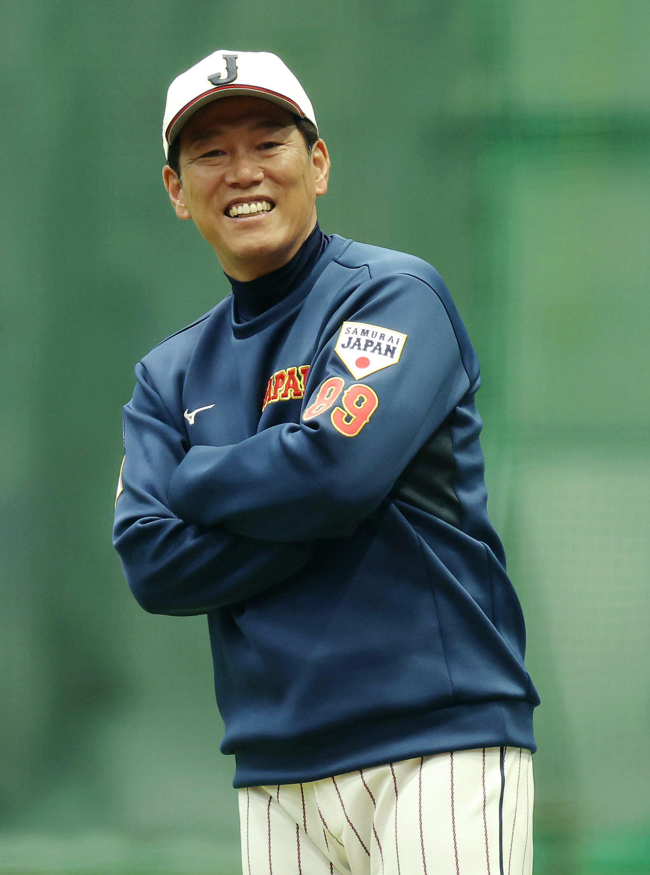 笑顔で練習を見守る井端監督（撮影・前田充）