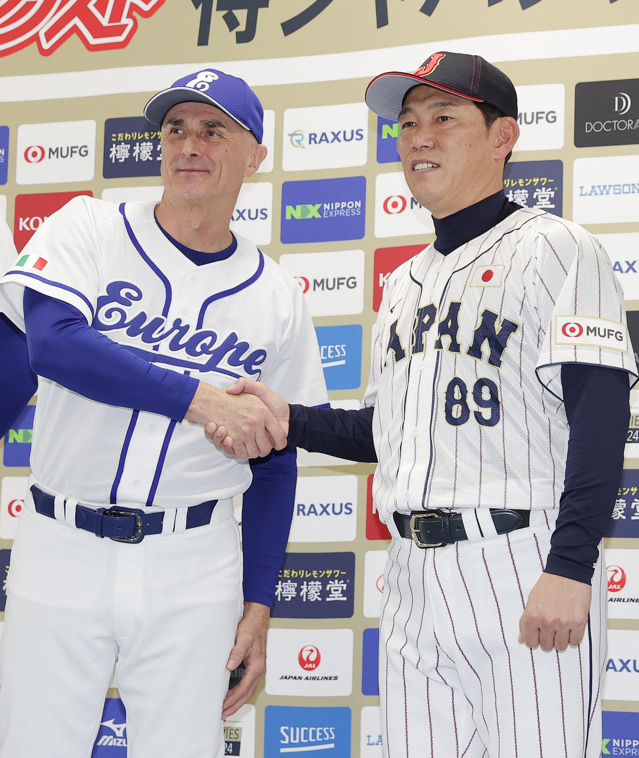 前日会見で握手を交わす欧州代表マッツィエリ監督（左）と井端監督（撮影・前田充）