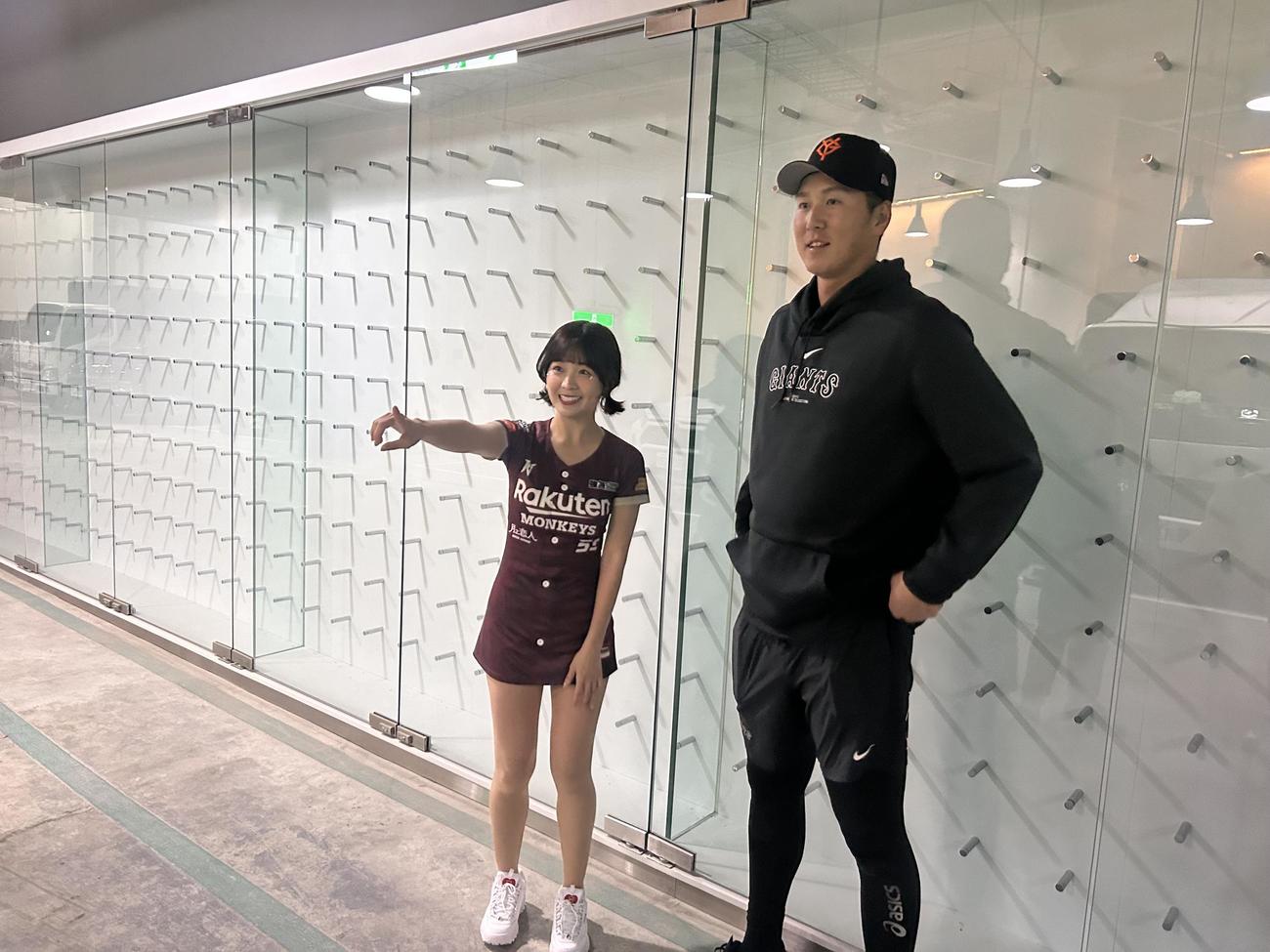 台湾遠征の楽天モンキーズ戦後、楽天ガールズのランラン（左）から記念撮影をお願いされ、一緒に写真に納まる巨人秋広（撮影・上田悠太）