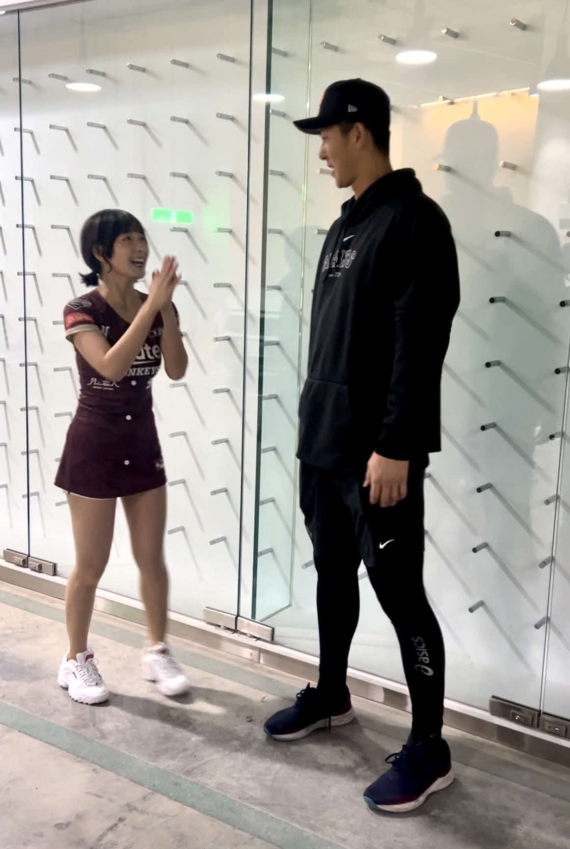 3日、台湾遠征の楽天モンキーズ戦後、楽天ガールズのランラン（左）に記念撮影をお願いされ、撮影後に感謝される巨人秋広（撮影・上田悠太）