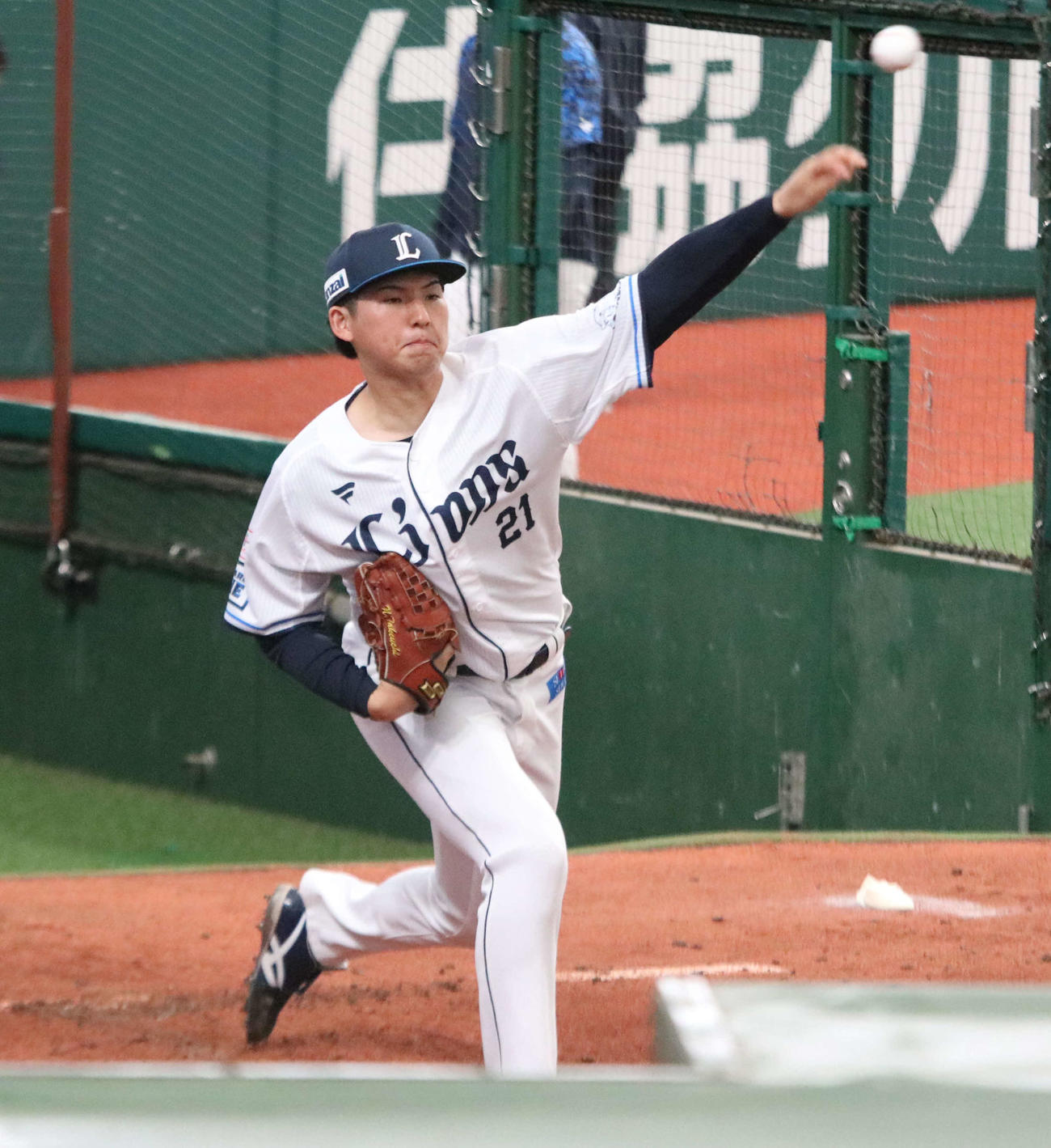 ブルペンで投げる西武ドラフト1位の武内（撮影・山崎純一）