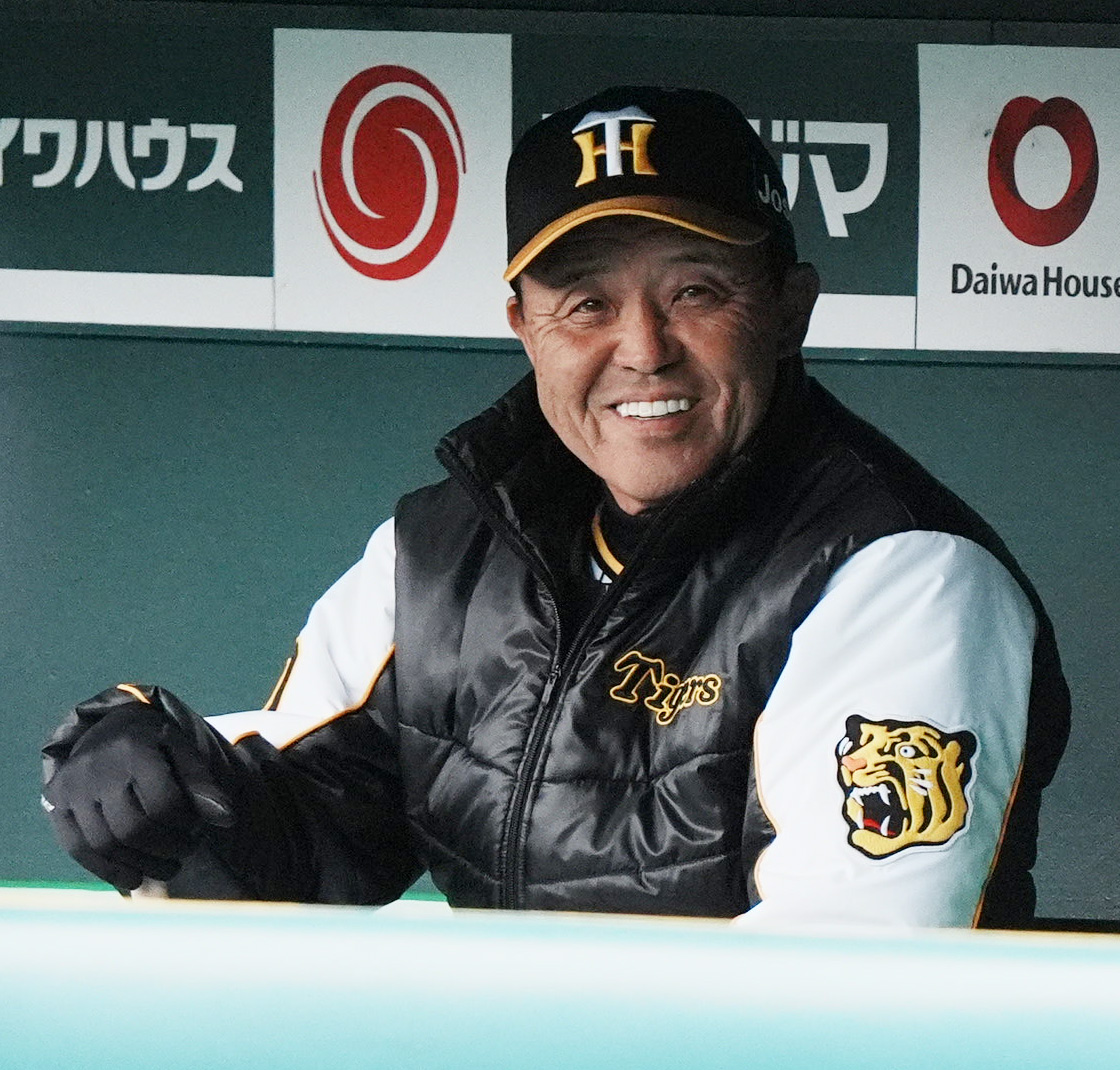 阪神対楽天　試合前、ベンチから練習を見る阪神岡田監督（撮影・清水貴仁）