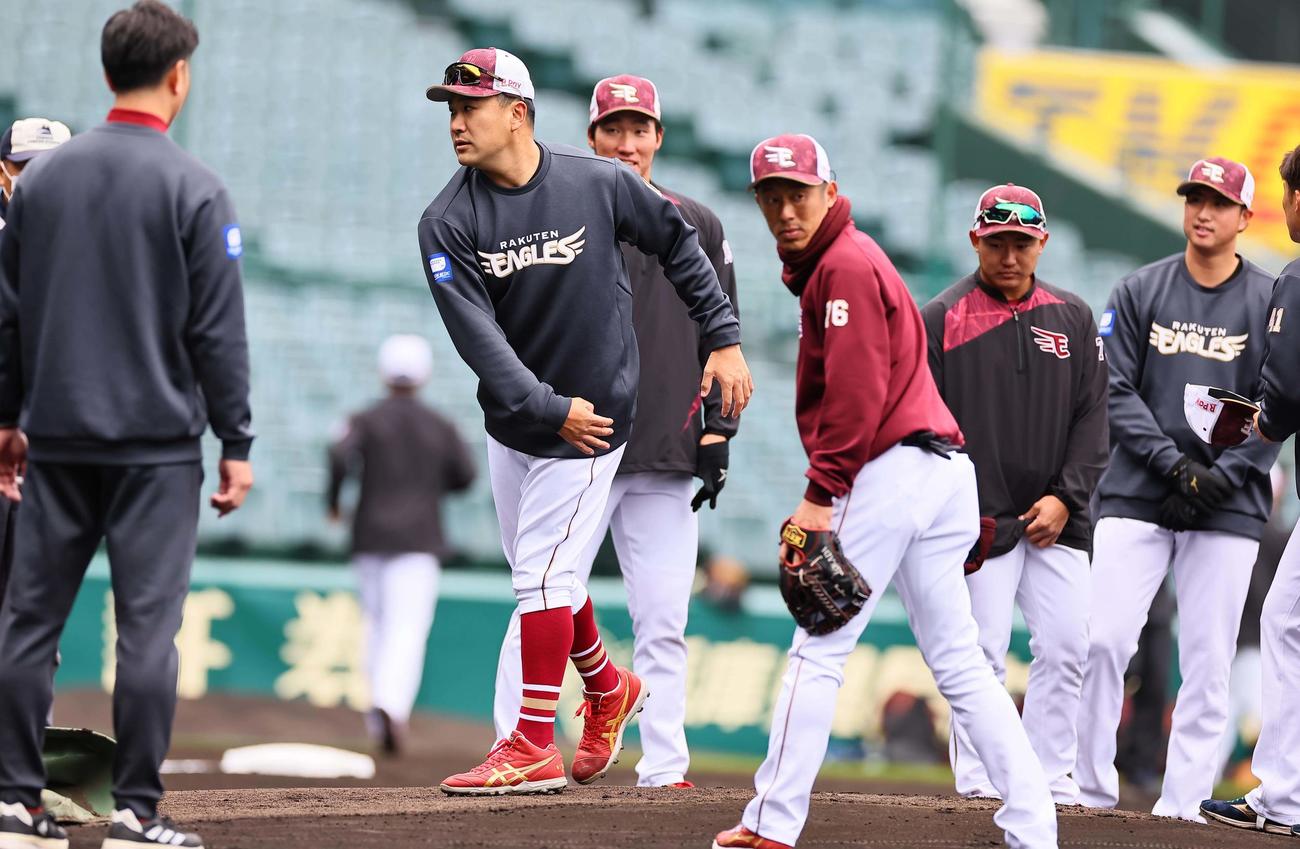 阪神対楽天オープン戦　甲子園球場のマウンドでシャドーピッチングをする田中将（撮影・上田博志）