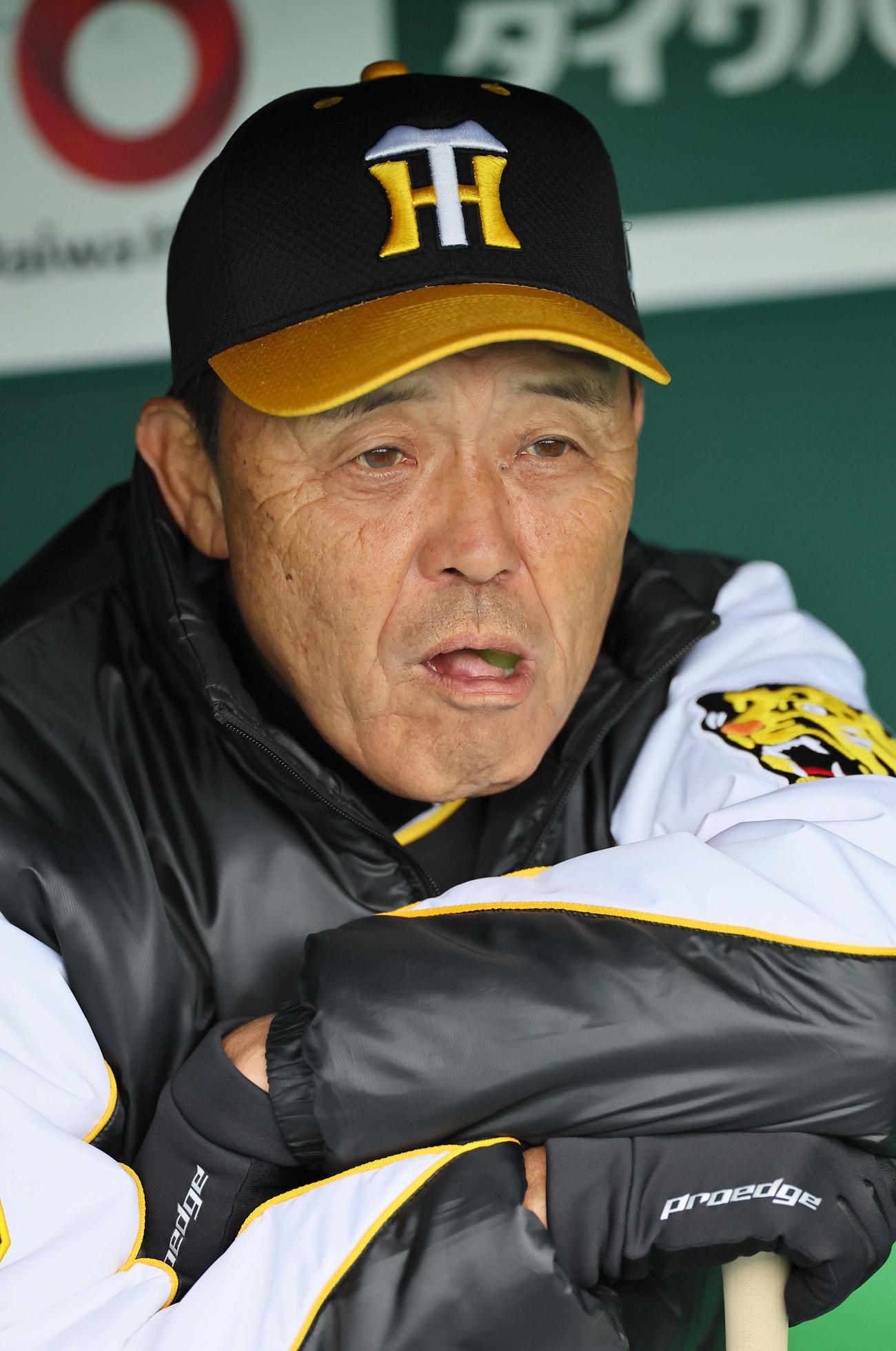 阪神対楽天オープン戦　パインアメをなめる岡田監督（撮影・上田博志）