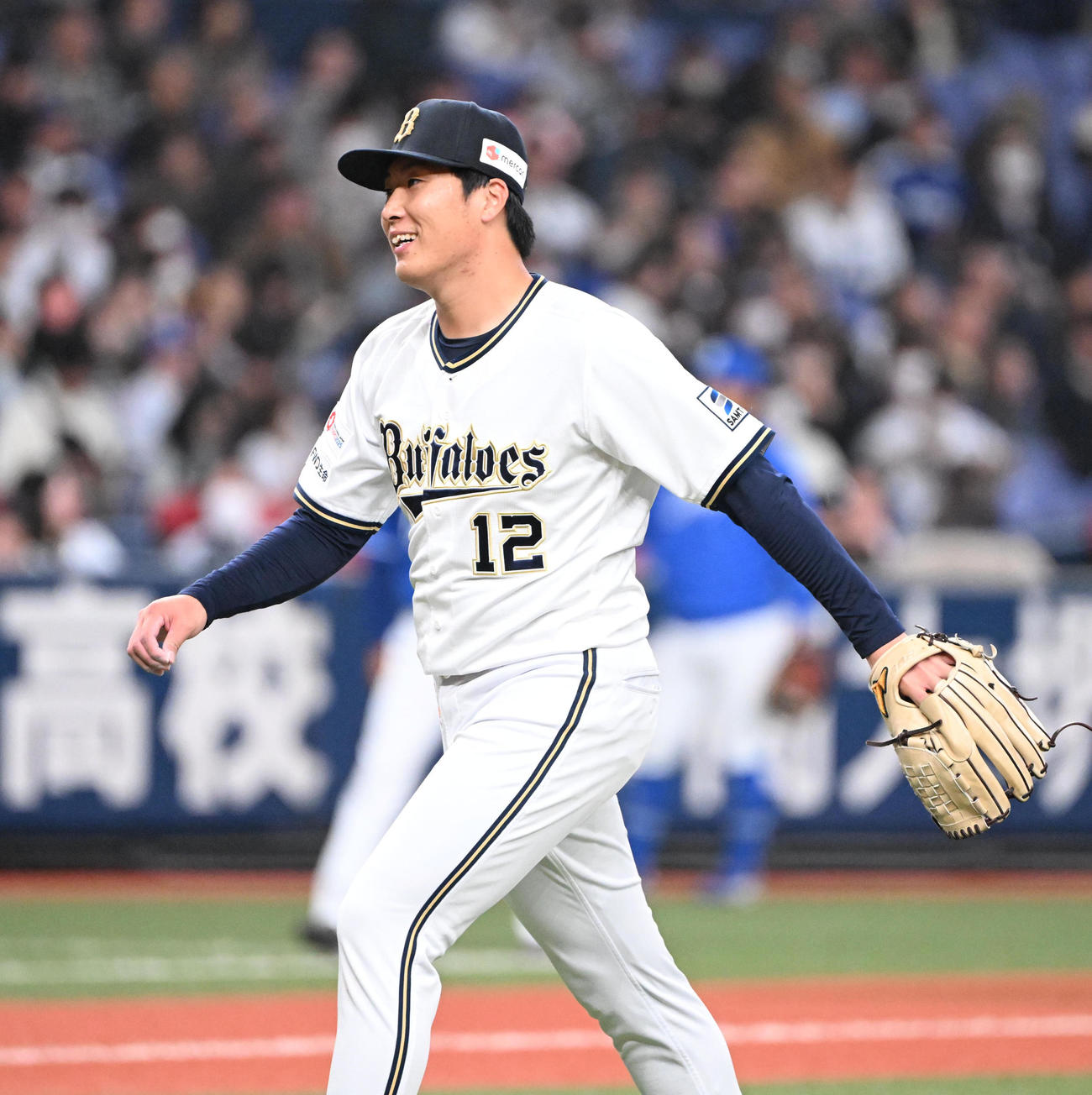 オリックス対中日　3回を無失点とし笑顔でベンチに戻るオリックス東（撮影・和賀正仁）