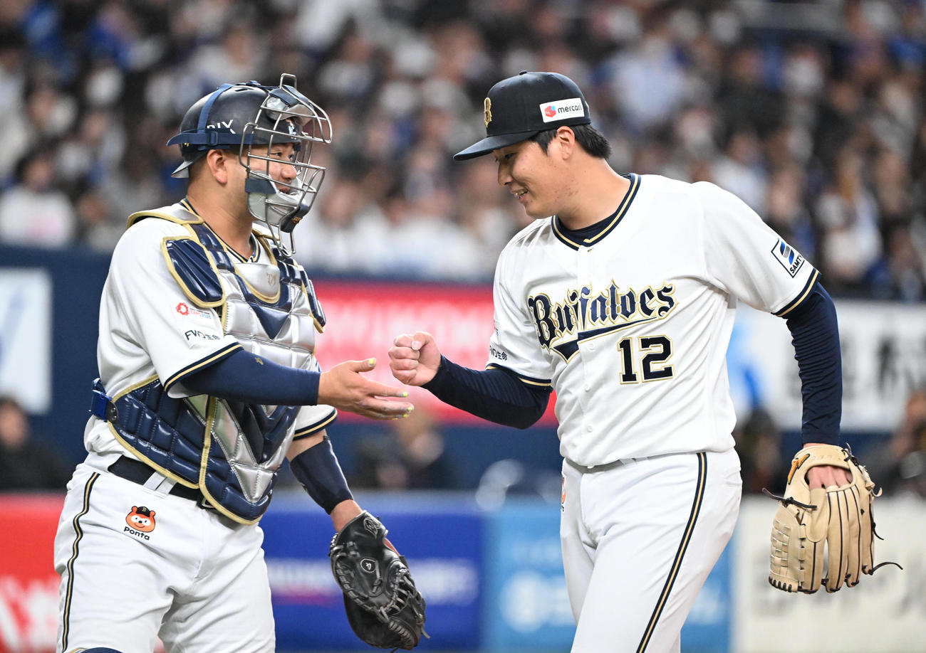 オリックス対中日　3回を無失点とし森（左）とタッチするオリックス東（撮影・和賀正仁）