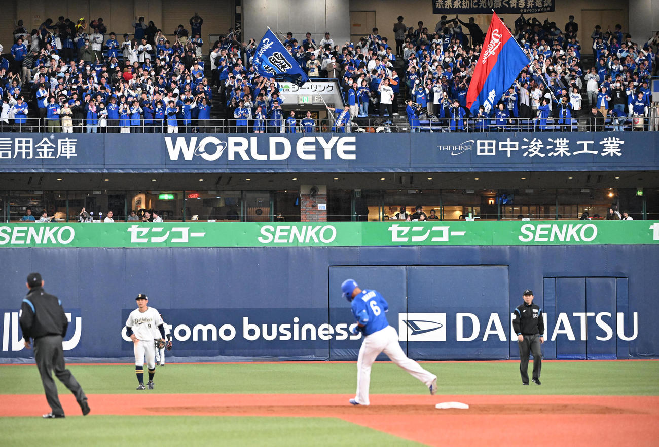 オリックス対中日　4回表中日1死、左越えソロ本塁打を放った中田翔はダイヤモンドを一周（撮影・和賀正仁）