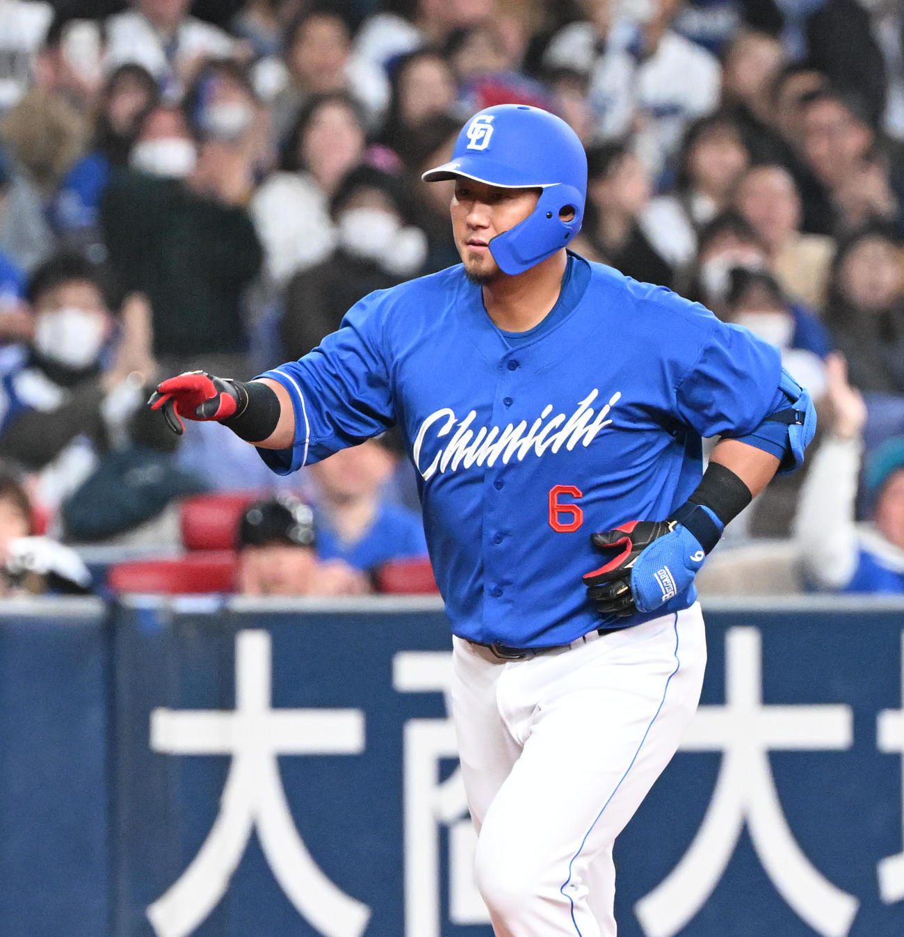 オリックス対中日　4回表中日1死、左越えソロ本塁打を放った中田翔はダイヤモンドを一周（撮影・和賀正仁）