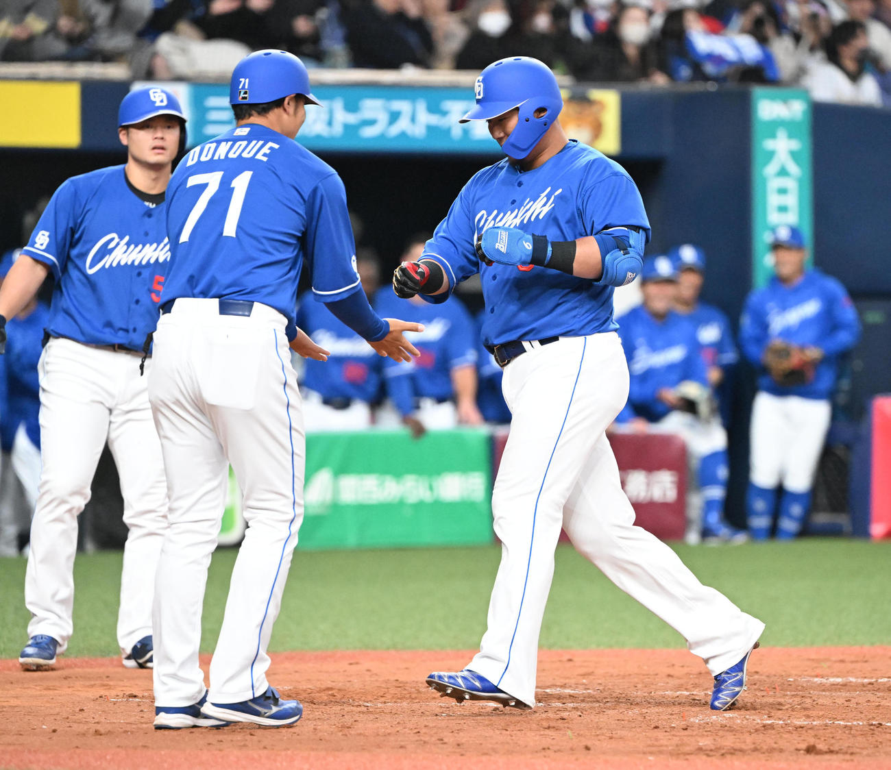 オリックス対中日　4回表中日1死、左越えソロ本塁打を放ち生還する中田（撮影・和賀正仁）