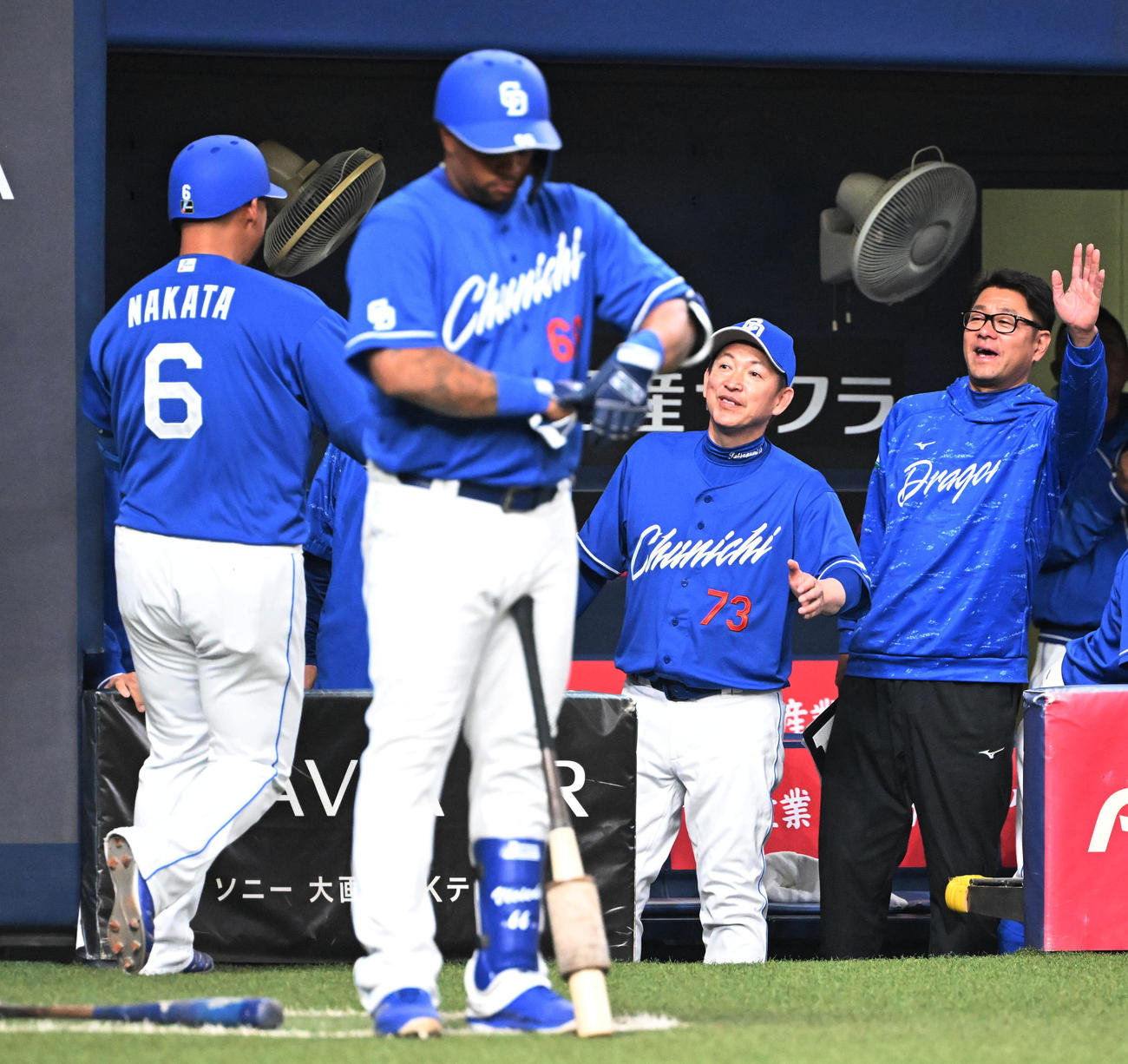 オリックス対中日　4回表中日1死、左越えソロ本塁打を放った中田（左）は立浪監督とタッチ（撮影・和賀正仁）