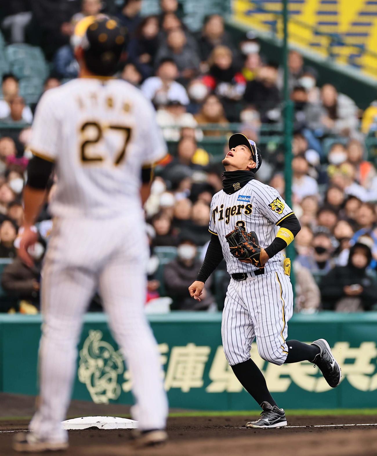 阪神対楽天オープン戦　2回表楽天無死、佐藤輝は阿部寿樹の飛球をエラーする（撮影・上田博志）
