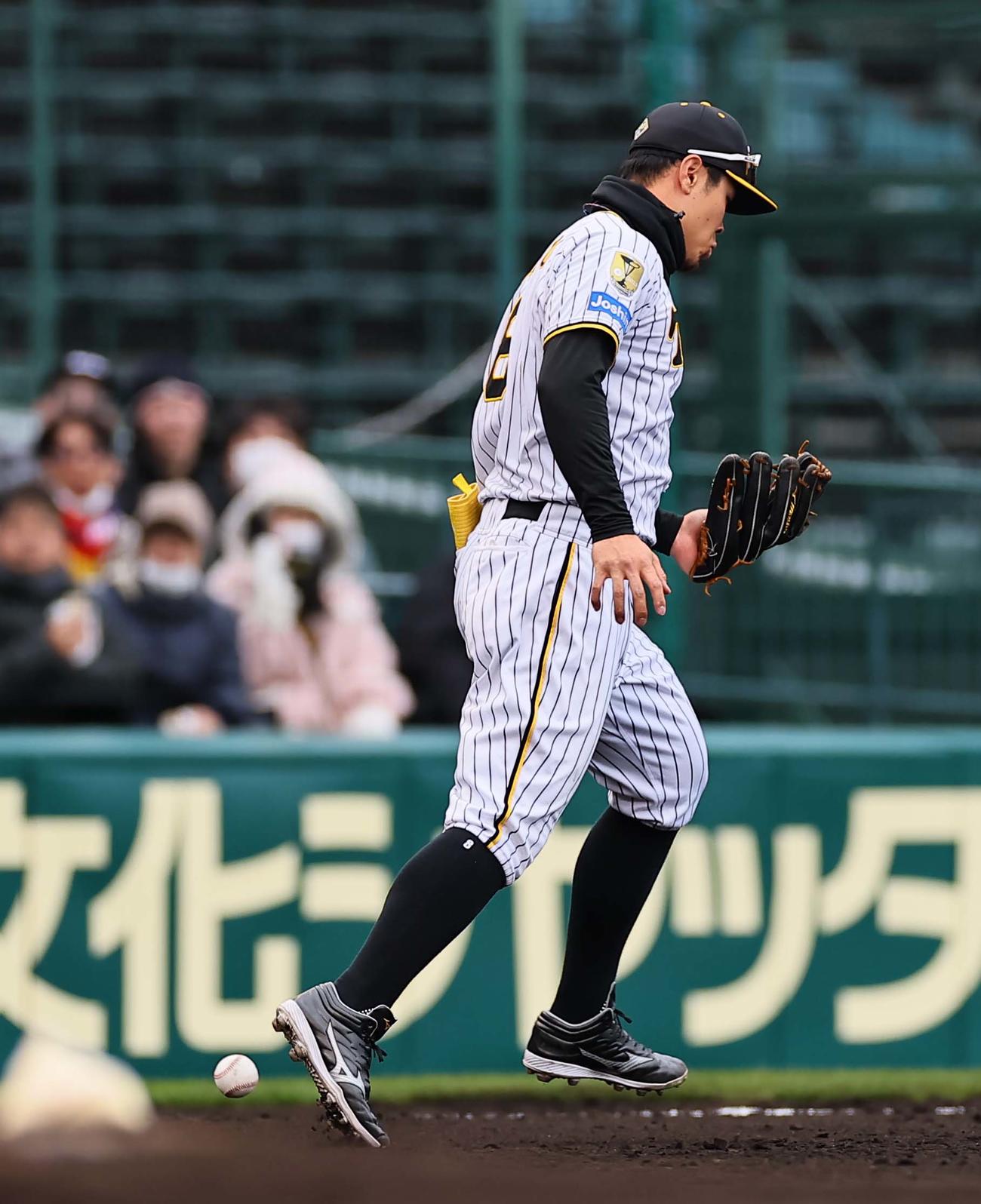 阪神対楽天オープン戦　2回表楽天無死、佐藤輝は阿部寿樹の飛球をエラーする（撮影・上田博志）