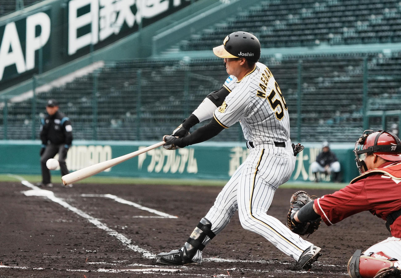 阪神対楽天　2回裏阪神1死二塁、右前打を放つ前川（撮影・清水貴仁）