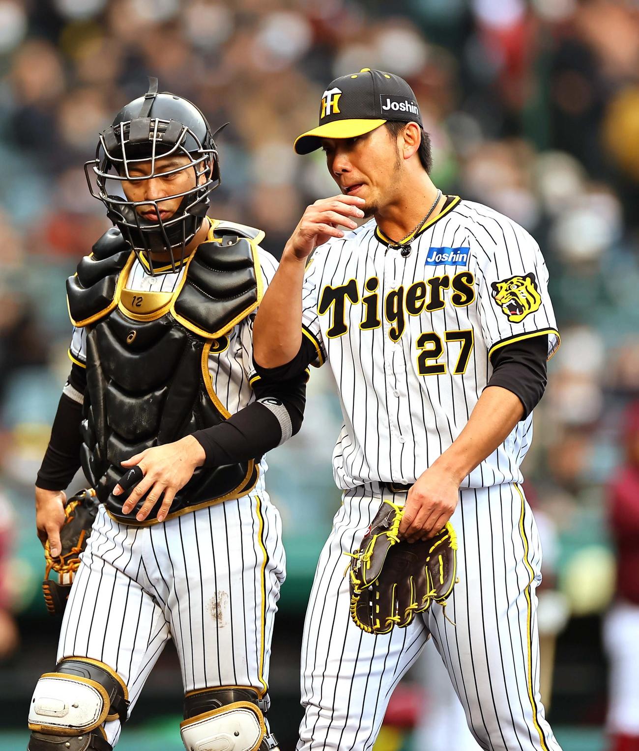 阪神対楽天オープン戦　3回、逆転を許した伊藤将（右）は坂本と話しながらベンチに引き揚げる（撮影・上田博志）