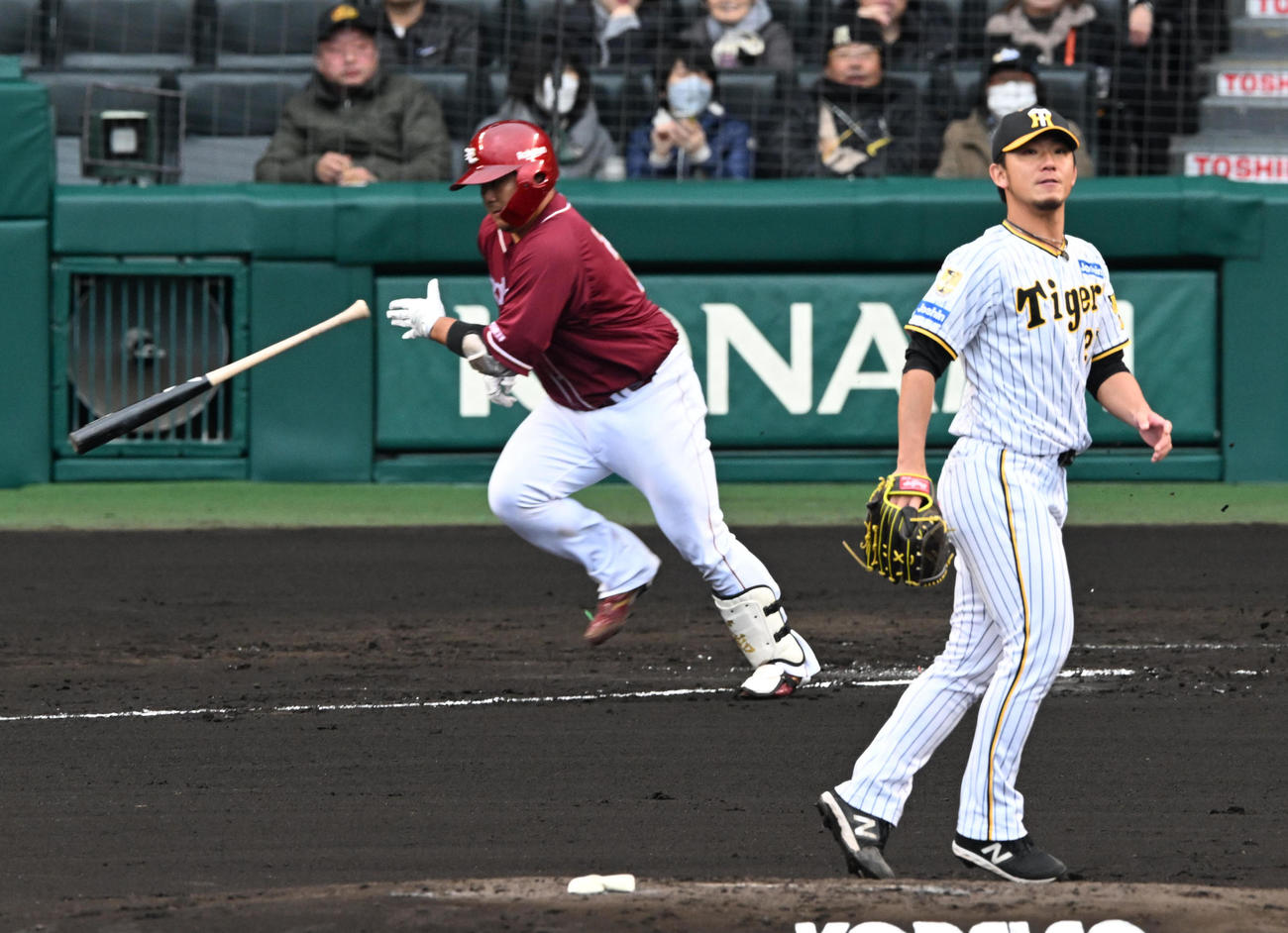 阪神対楽天　2回表楽天1死二塁、石原に先制の中適時打を打たれた伊藤将（撮影・前岡正明）