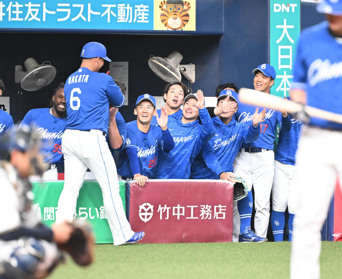 オリックス対中日　4回表中日1死、左越えソロ本塁打を放った中田（左）はナインとタッチ、右端は柳（撮影・和賀正仁）